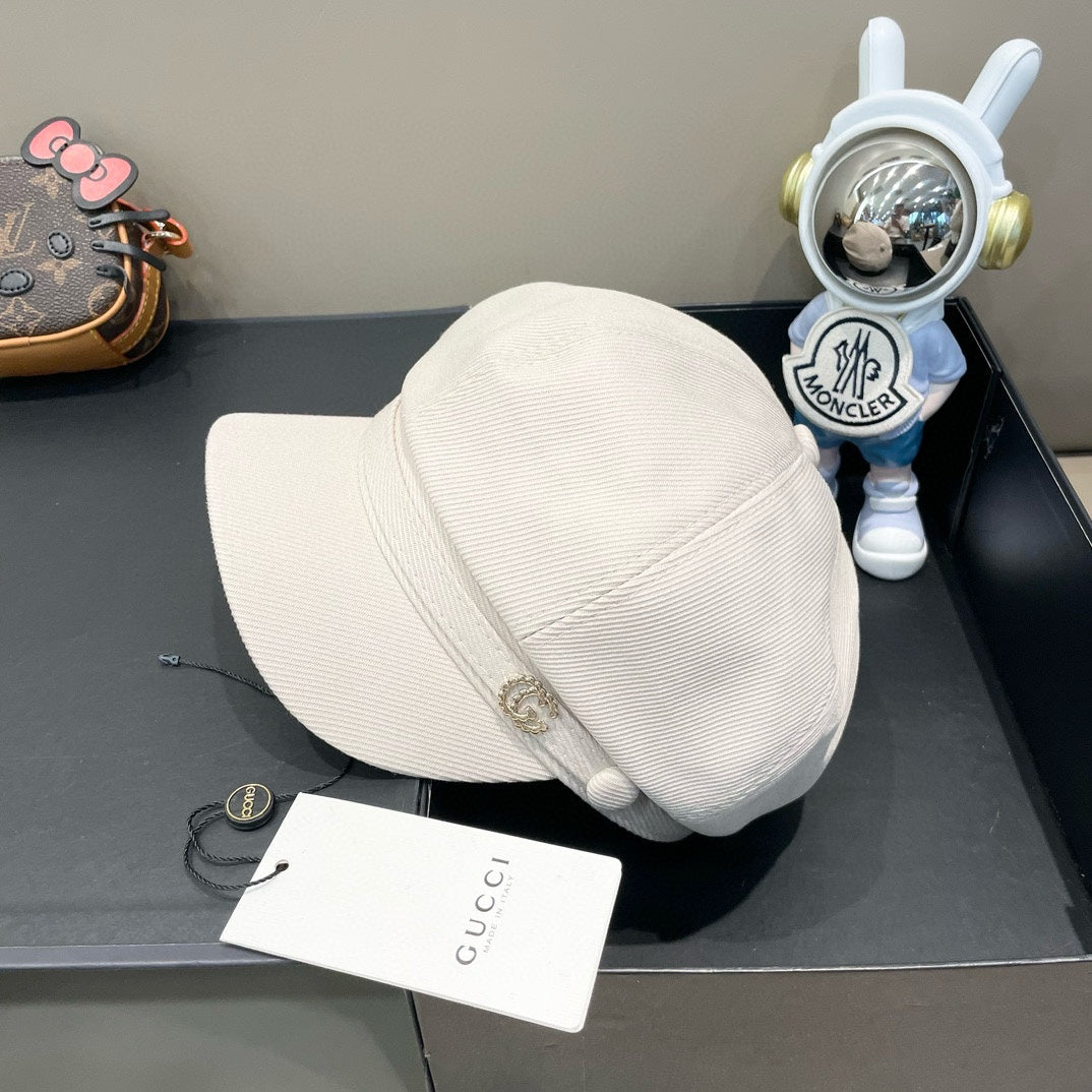 BAKER BOY CAP IN WHITE FABRIC 400797