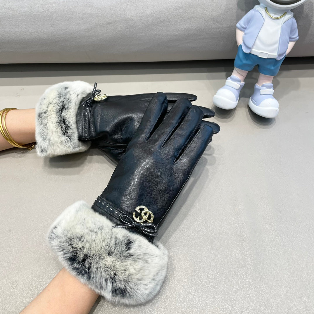 FUR-TRIMMED LAMBSKIN GLOVES BLACK WITH BOW 456265 - M