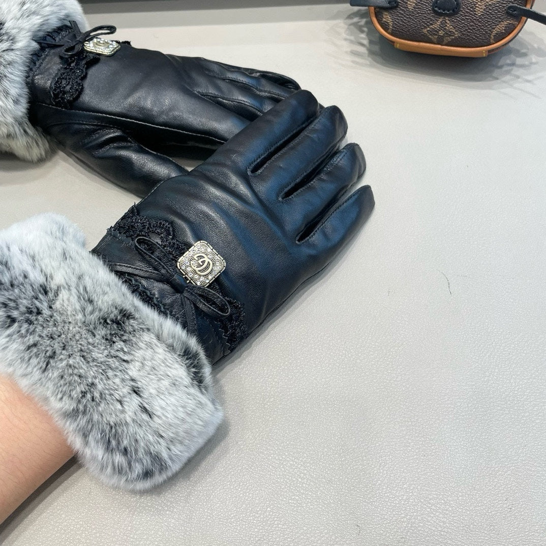TOUCHSCREEN GLOVES IN BLACK LAMBSKIN AND MINK FUR 460071 - M