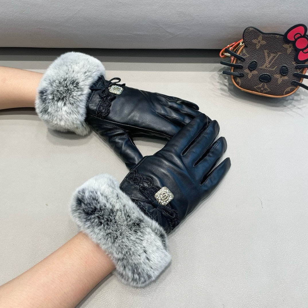 TOUCHSCREEN GLOVES IN BLACK LAMBSKIN AND MINK FUR 460071 - M