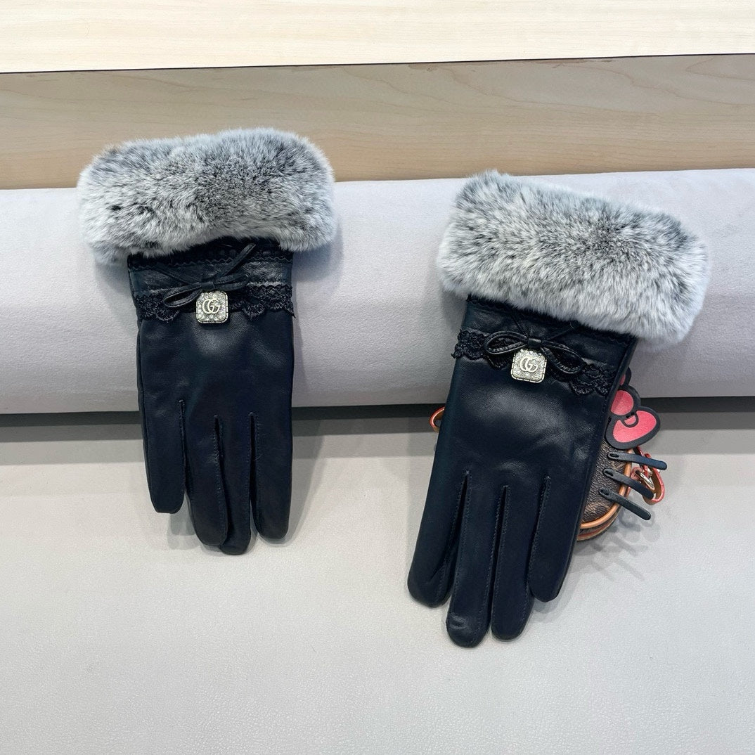 TOUCHSCREEN GLOVES IN BLACK LAMBSKIN AND MINK FUR 460071 - M