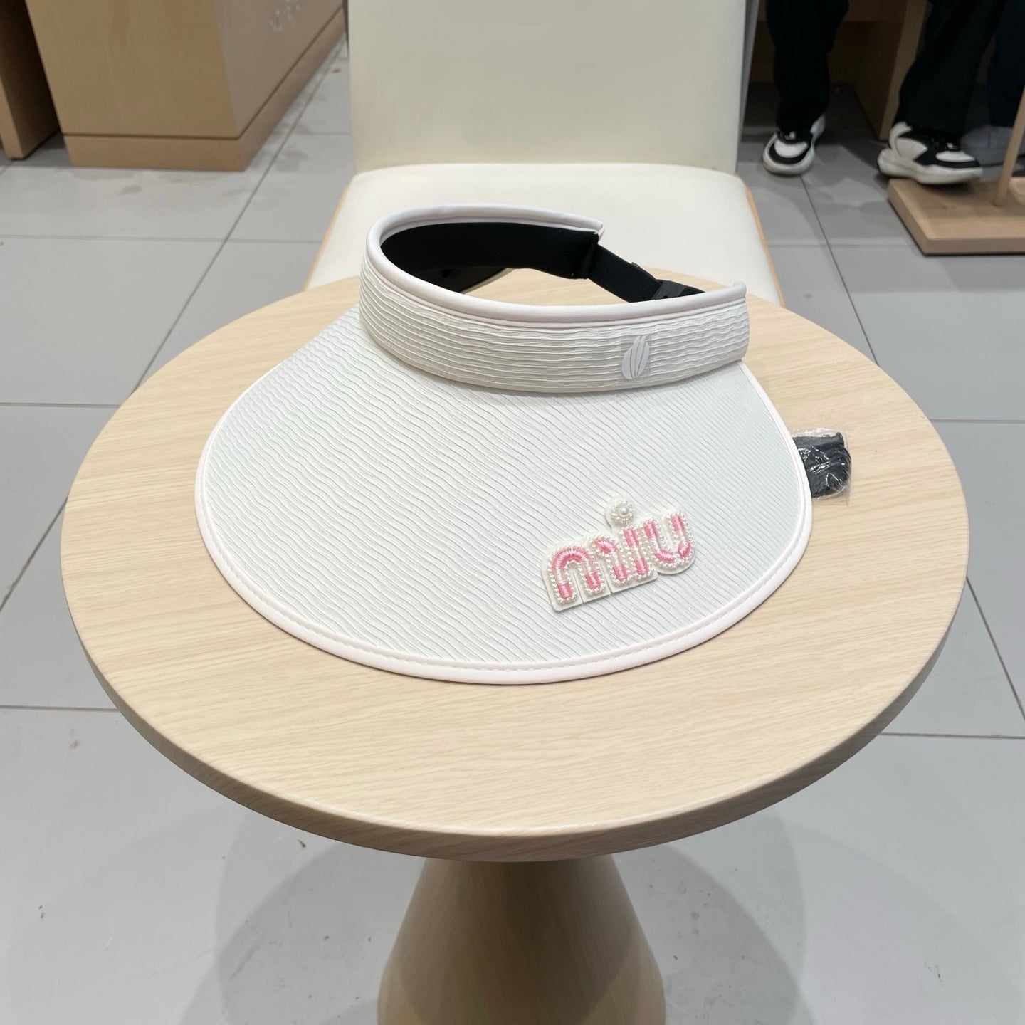 MM FASHION VISOR CAP IN BLACK AND WHITE WITH LOGO TEXT EMBROIDERY - Black