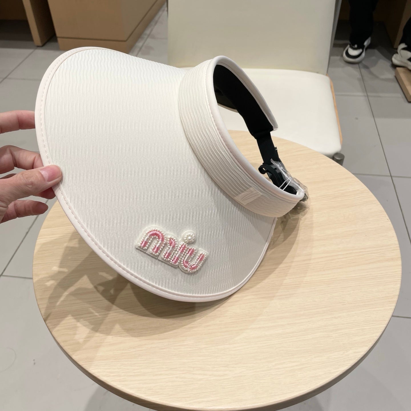 MM FASHION VISOR CAP IN BLACK AND WHITE WITH LOGO TEXT EMBROIDERY - Black