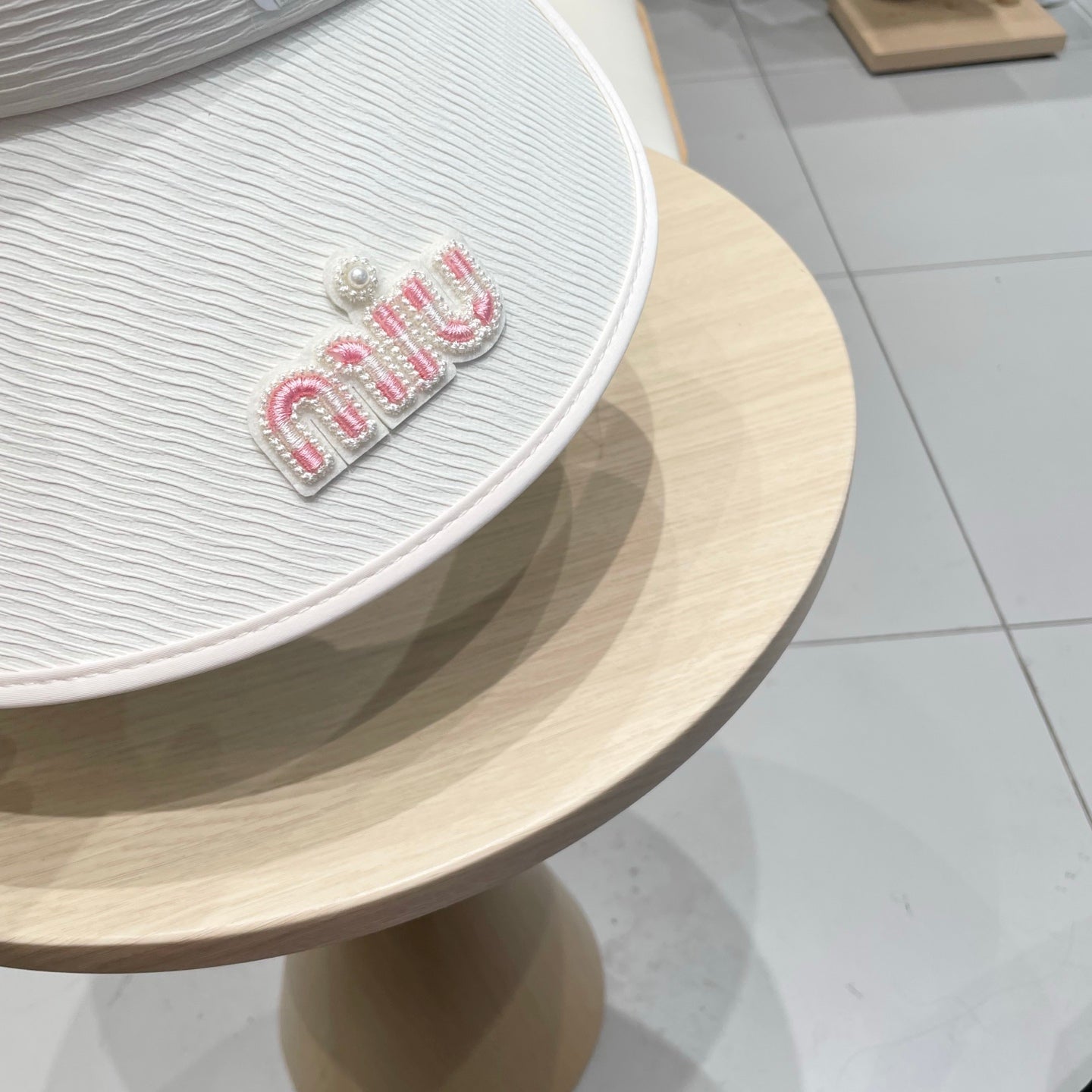 MM FASHION VISOR CAP IN BLACK AND WHITE WITH LOGO TEXT EMBROIDERY - Black