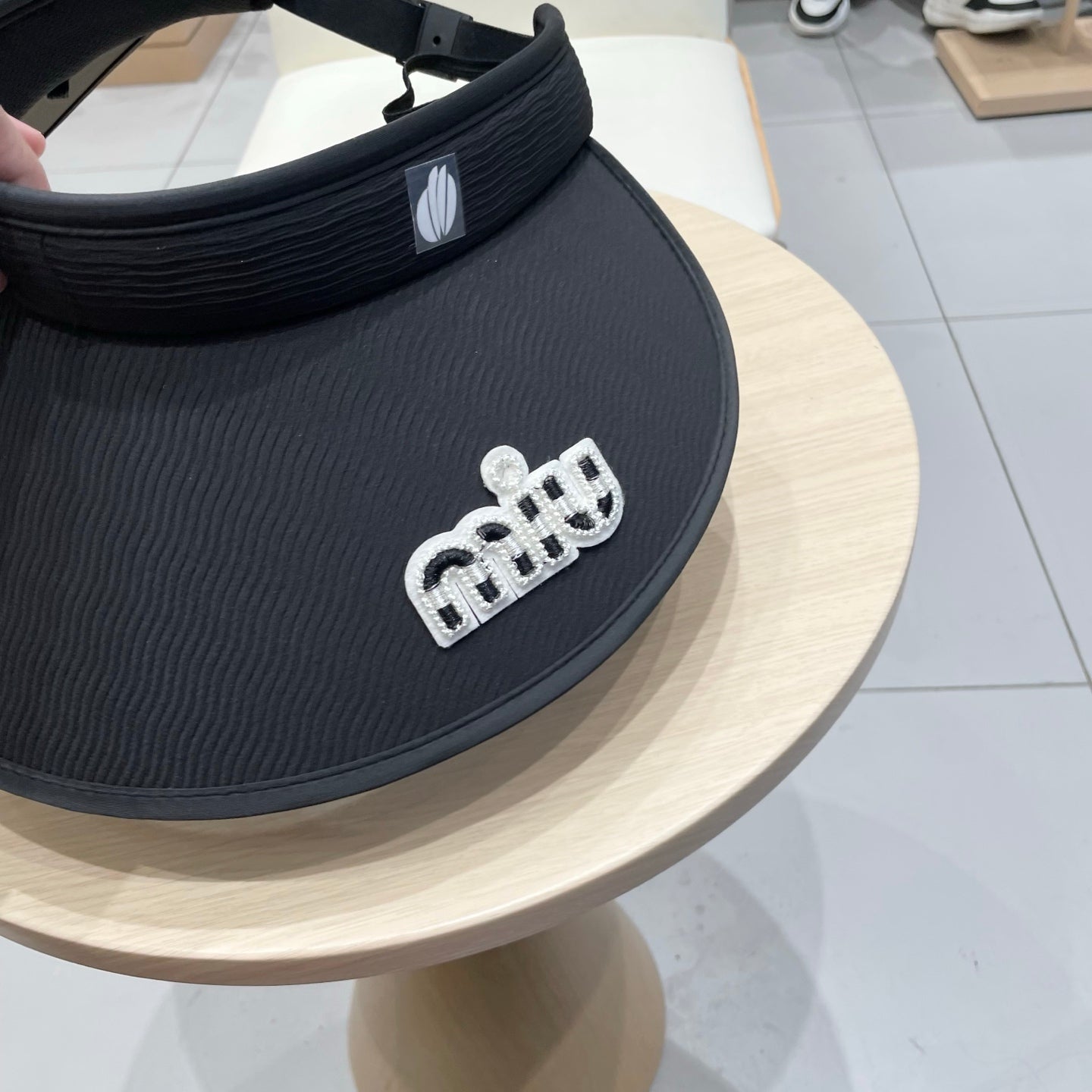 MM FASHION VISOR CAP IN BLACK AND WHITE WITH LOGO TEXT EMBROIDERY - Black