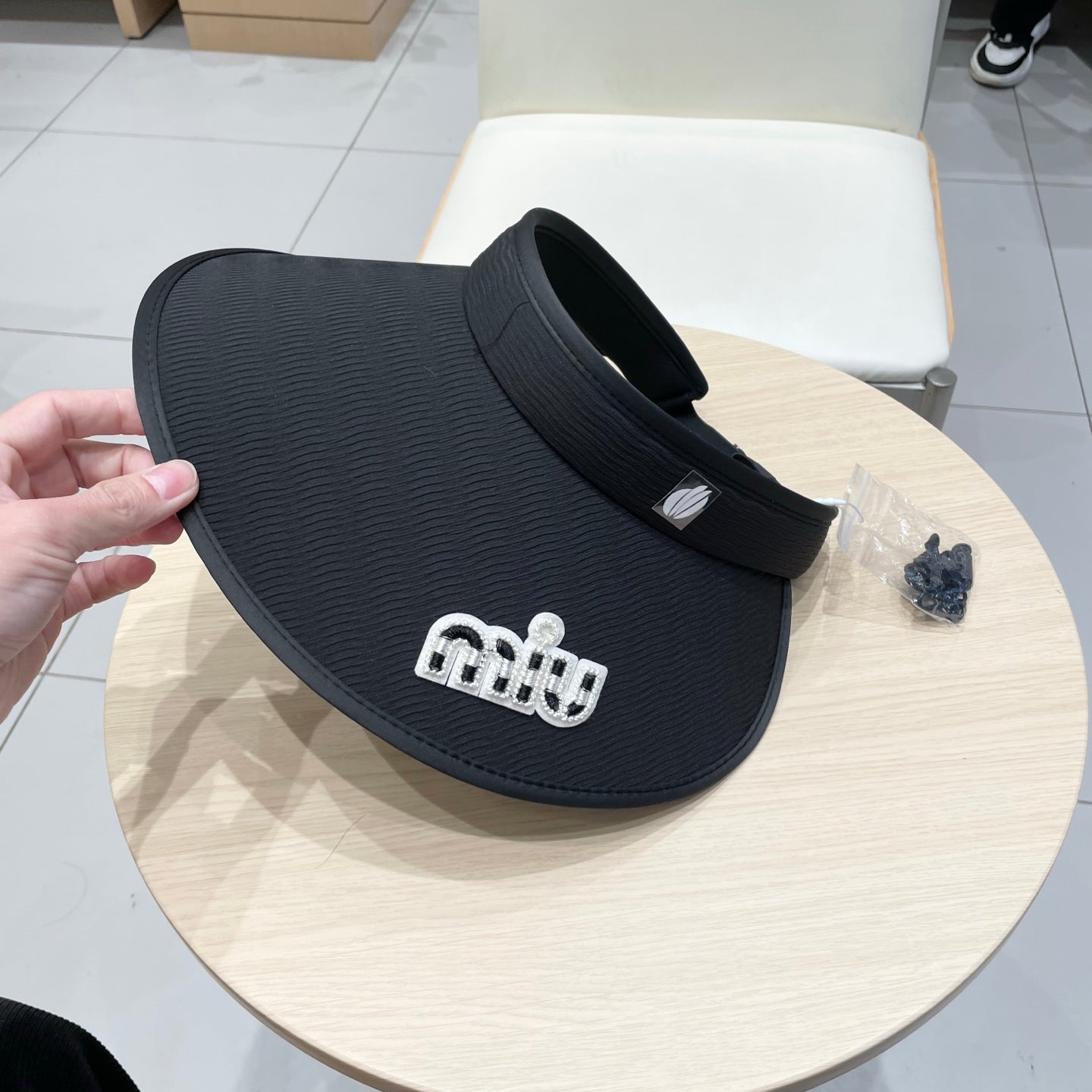 MM FASHION VISOR CAP IN BLACK AND WHITE WITH LOGO TEXT EMBROIDERY - Black