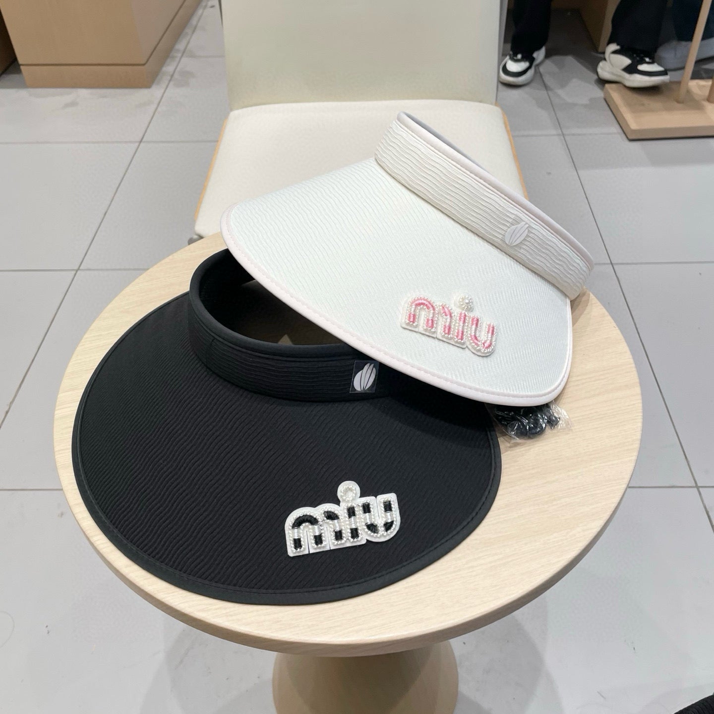 MM FASHION VISOR CAP IN BLACK AND WHITE WITH LOGO TEXT EMBROIDERY - Black