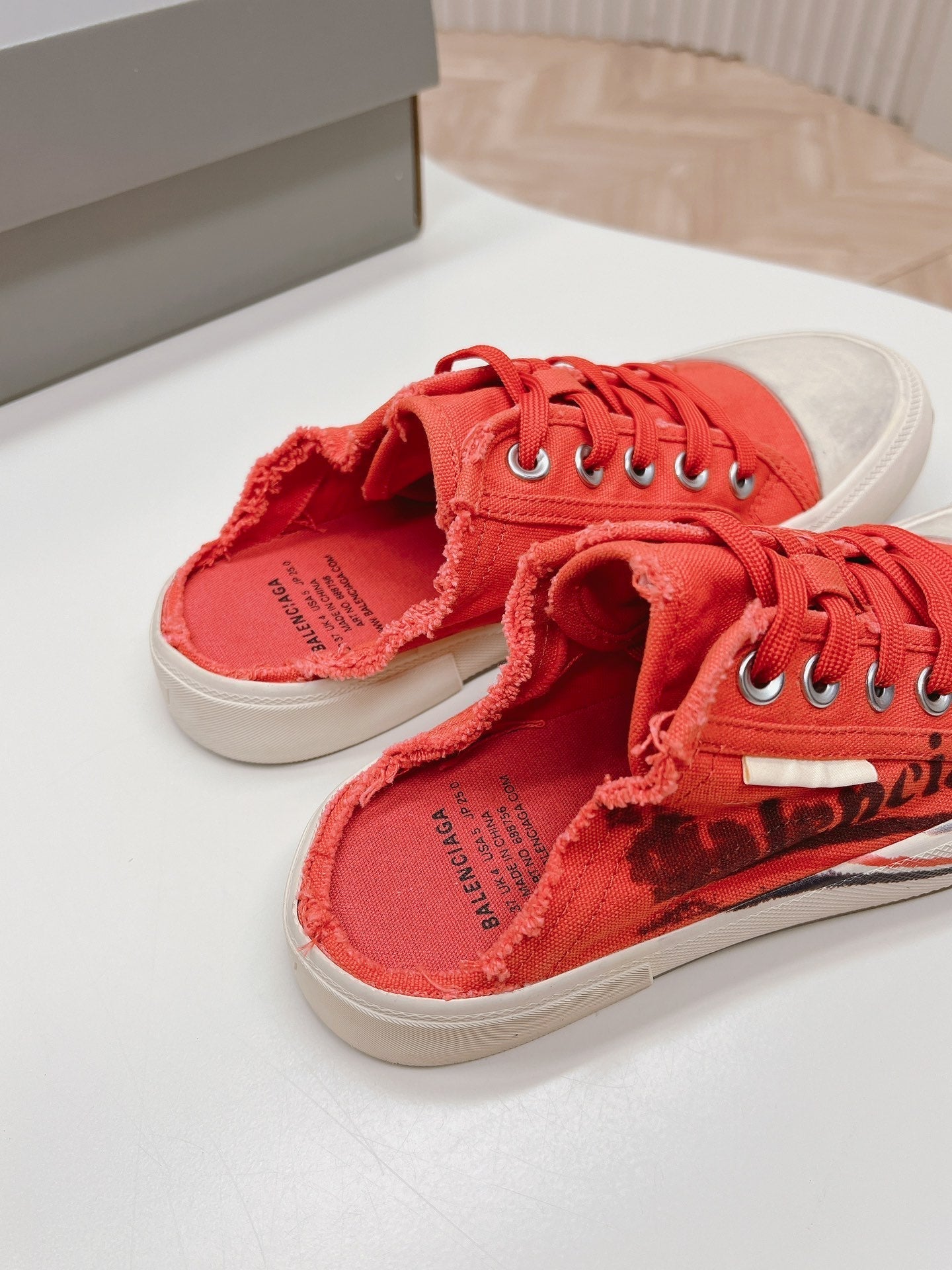 SNEAKER MULES IN RED CANVAS GRAFFITI LOGO - 35