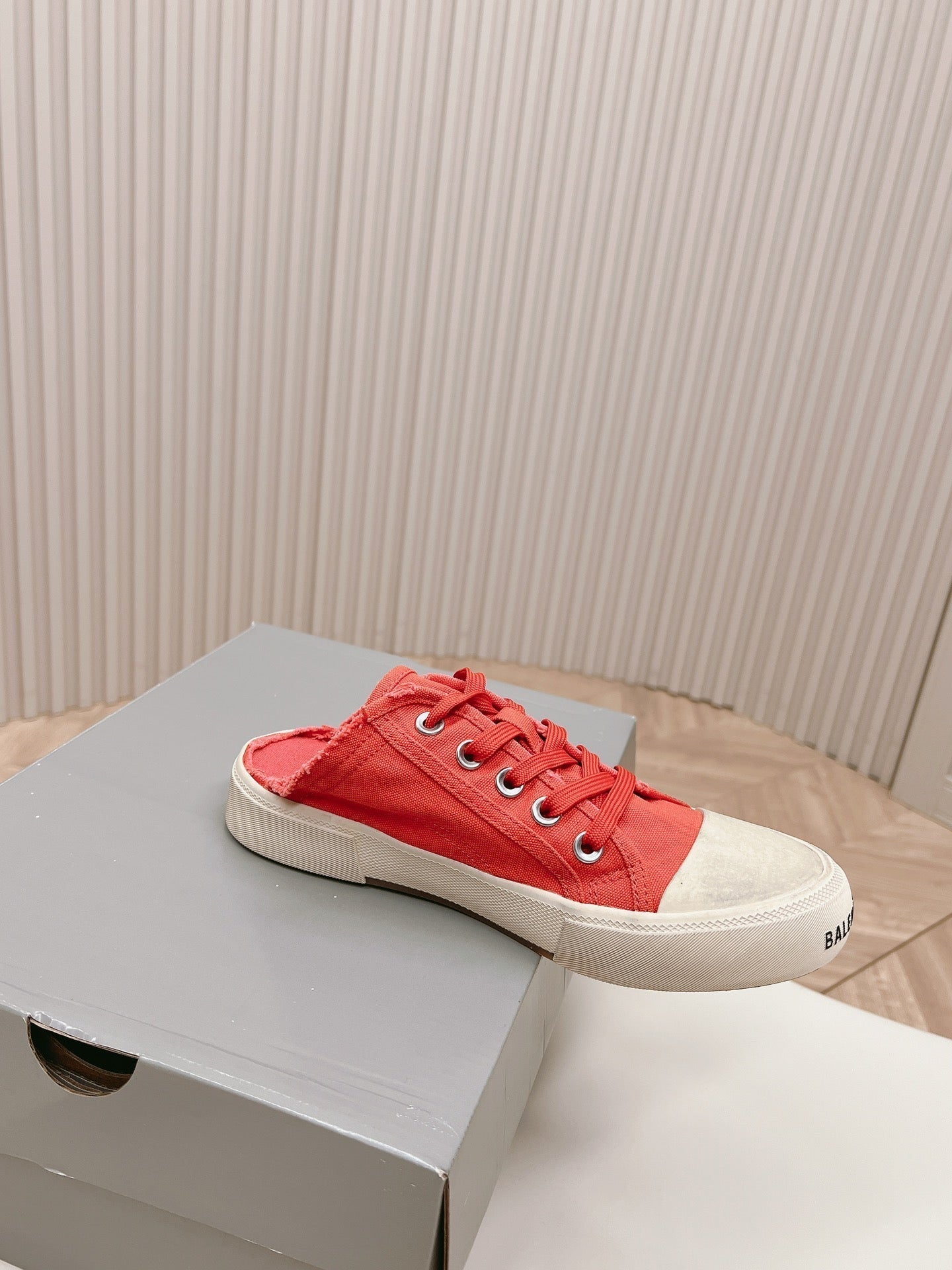 SNEAKER MULES IN RED CANVAS GRAFFITI LOGO - 35