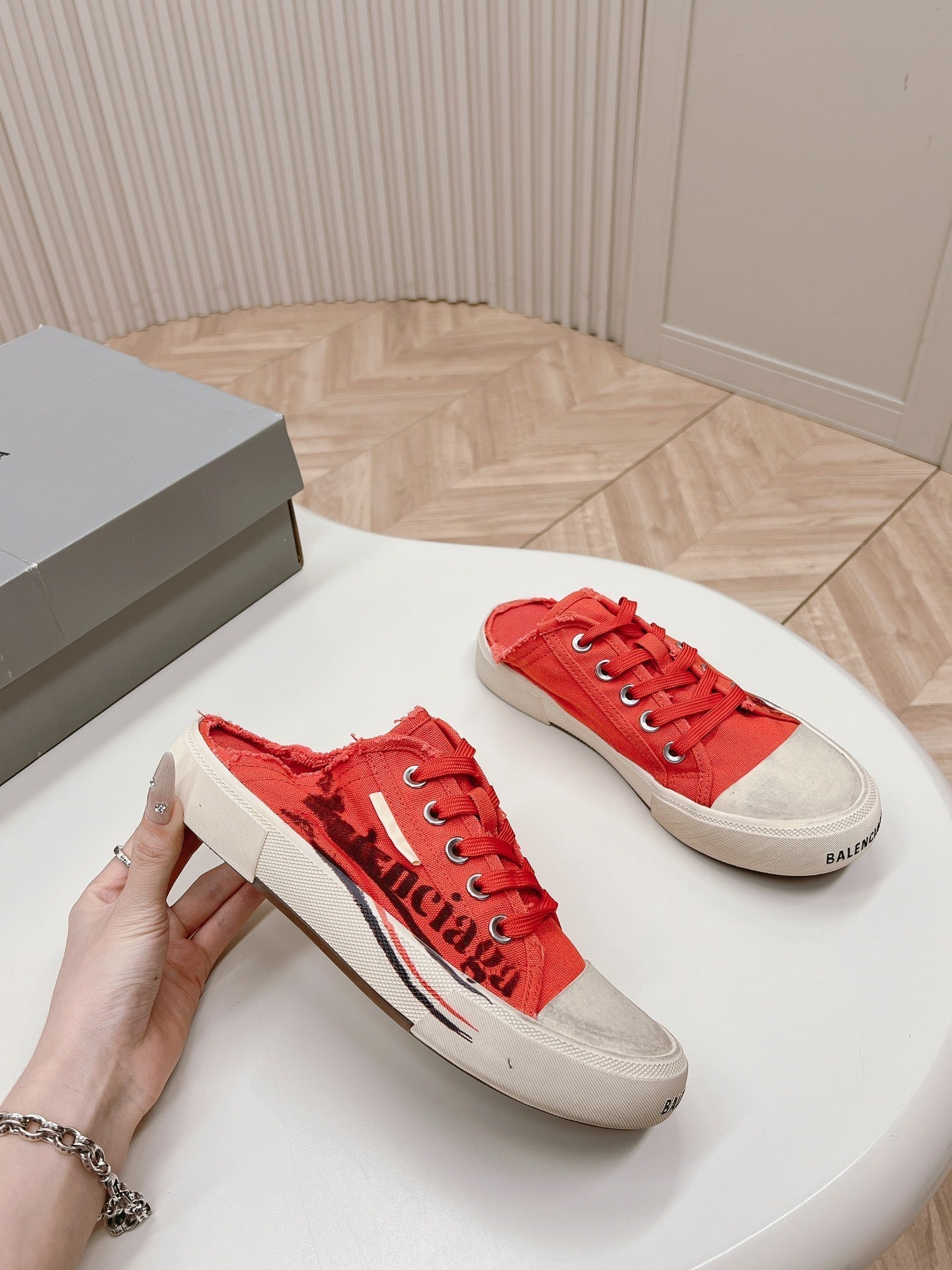 SNEAKER MULES IN RED CANVAS GRAFFITI LOGO - 35
