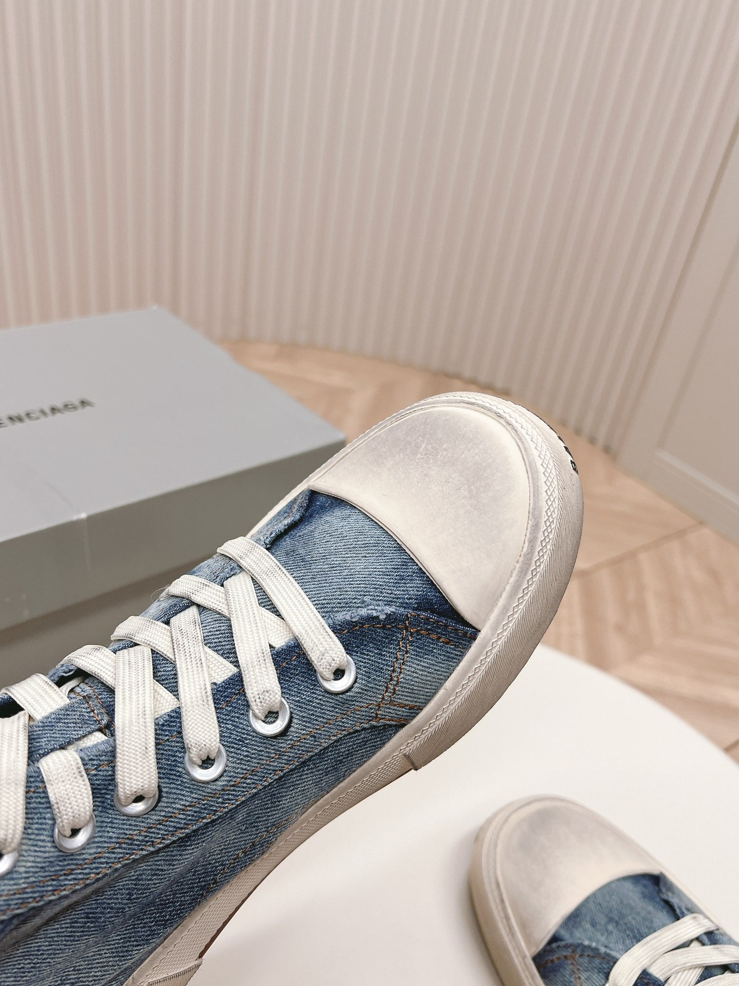 HIGH-TOP SNEAKERS IN BLUE DENIM LOGO PRINT - 35