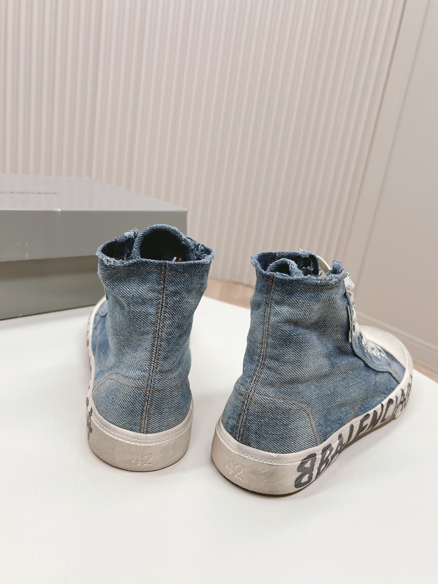 HIGH-TOP SNEAKERS IN BLUE DENIM LOGO PRINT - 35