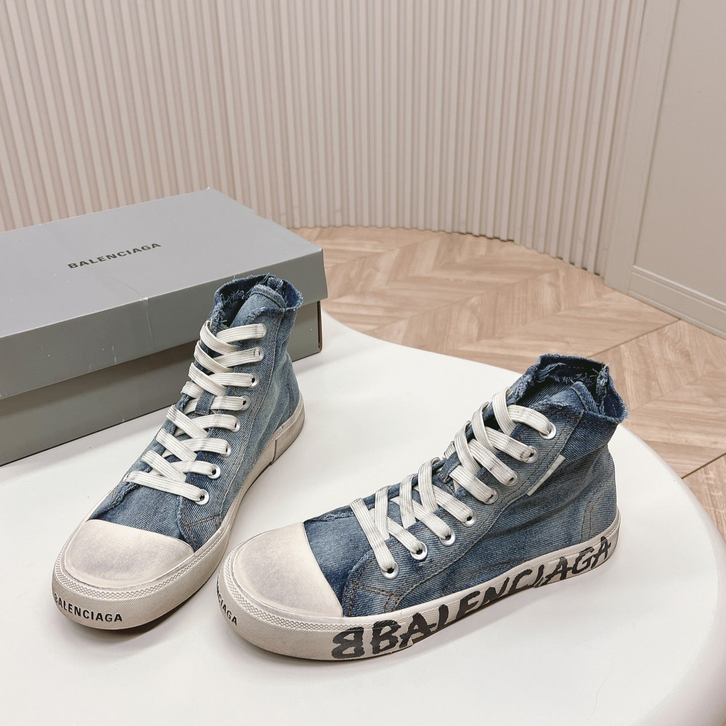HIGH-TOP SNEAKERS IN BLUE DENIM LOGO PRINT - 35