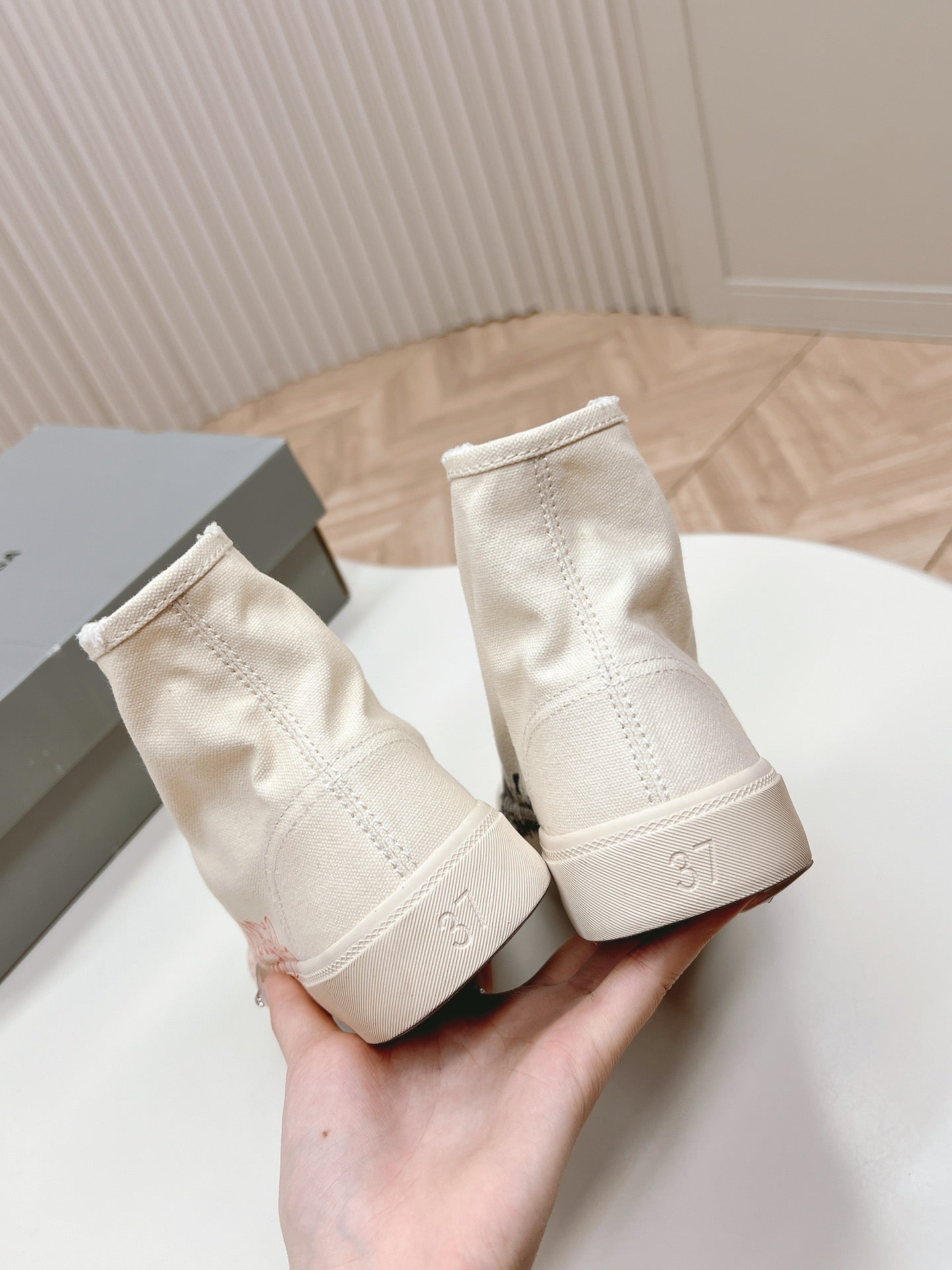 HIGH-TOP SNEAKERS GRAFFITI IN WHITE CANVAS - 35