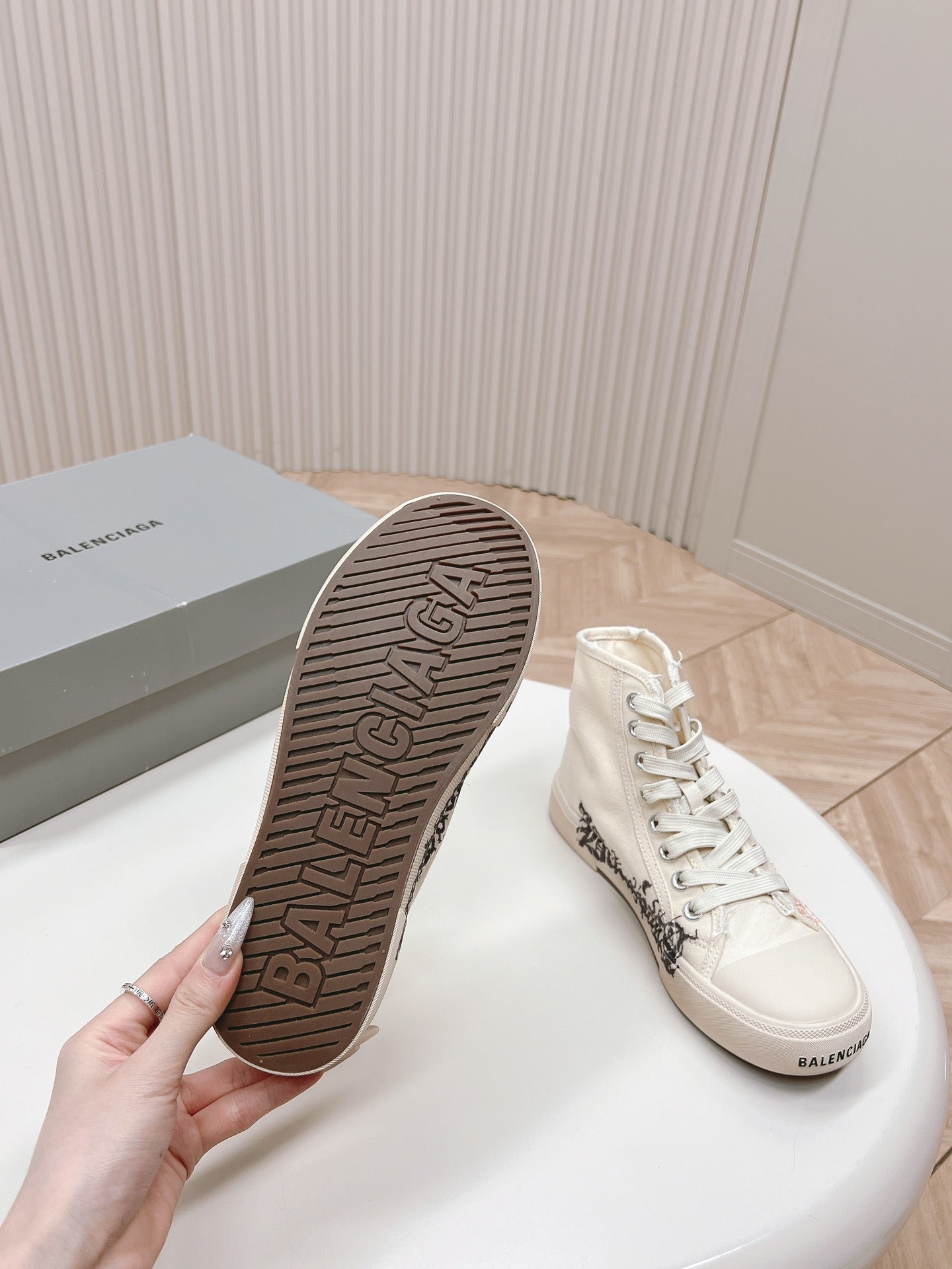 HIGH-TOP SNEAKERS GRAFFITI IN WHITE CANVAS - 35