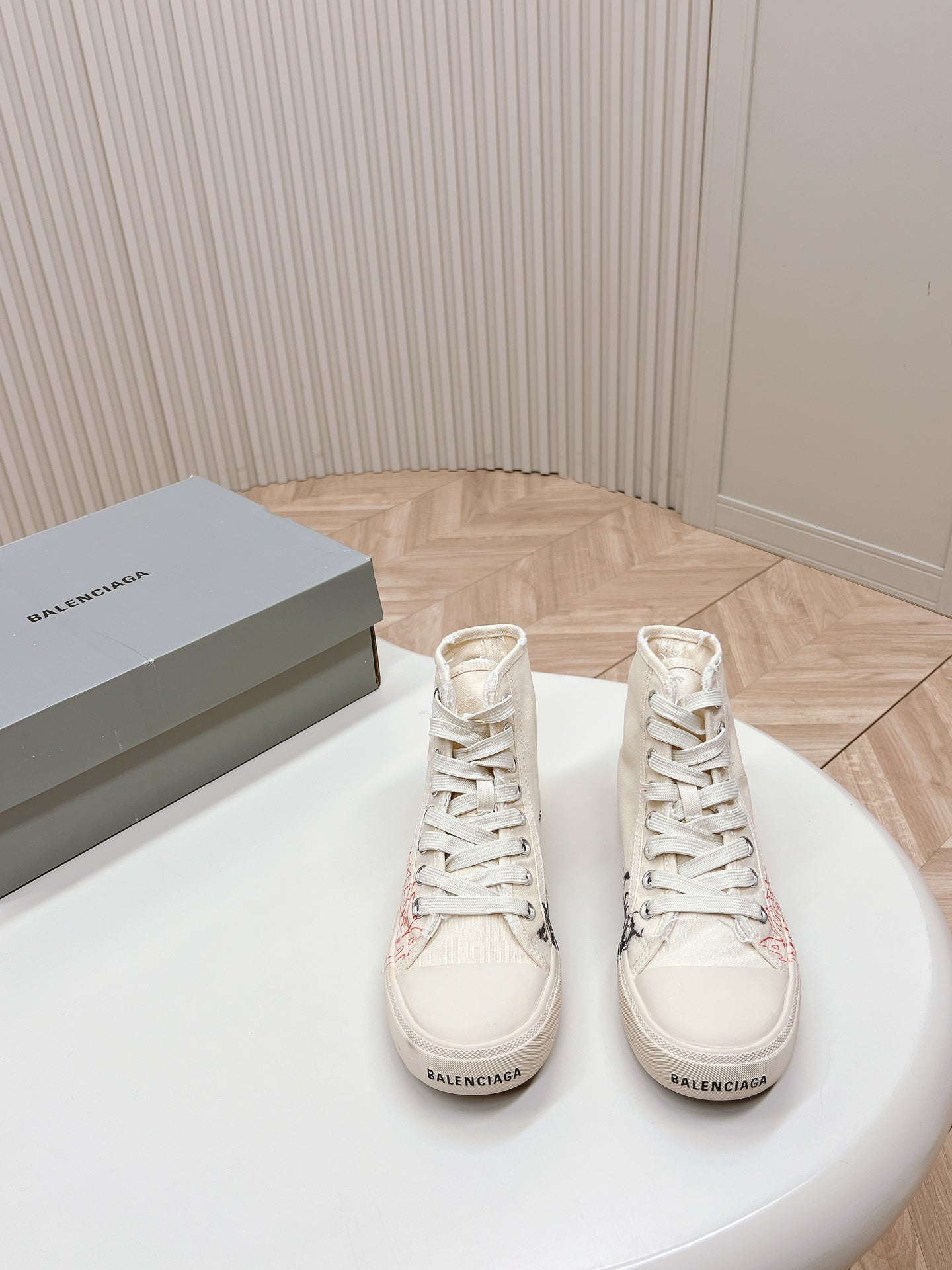 HIGH-TOP SNEAKERS GRAFFITI IN WHITE CANVAS - 35