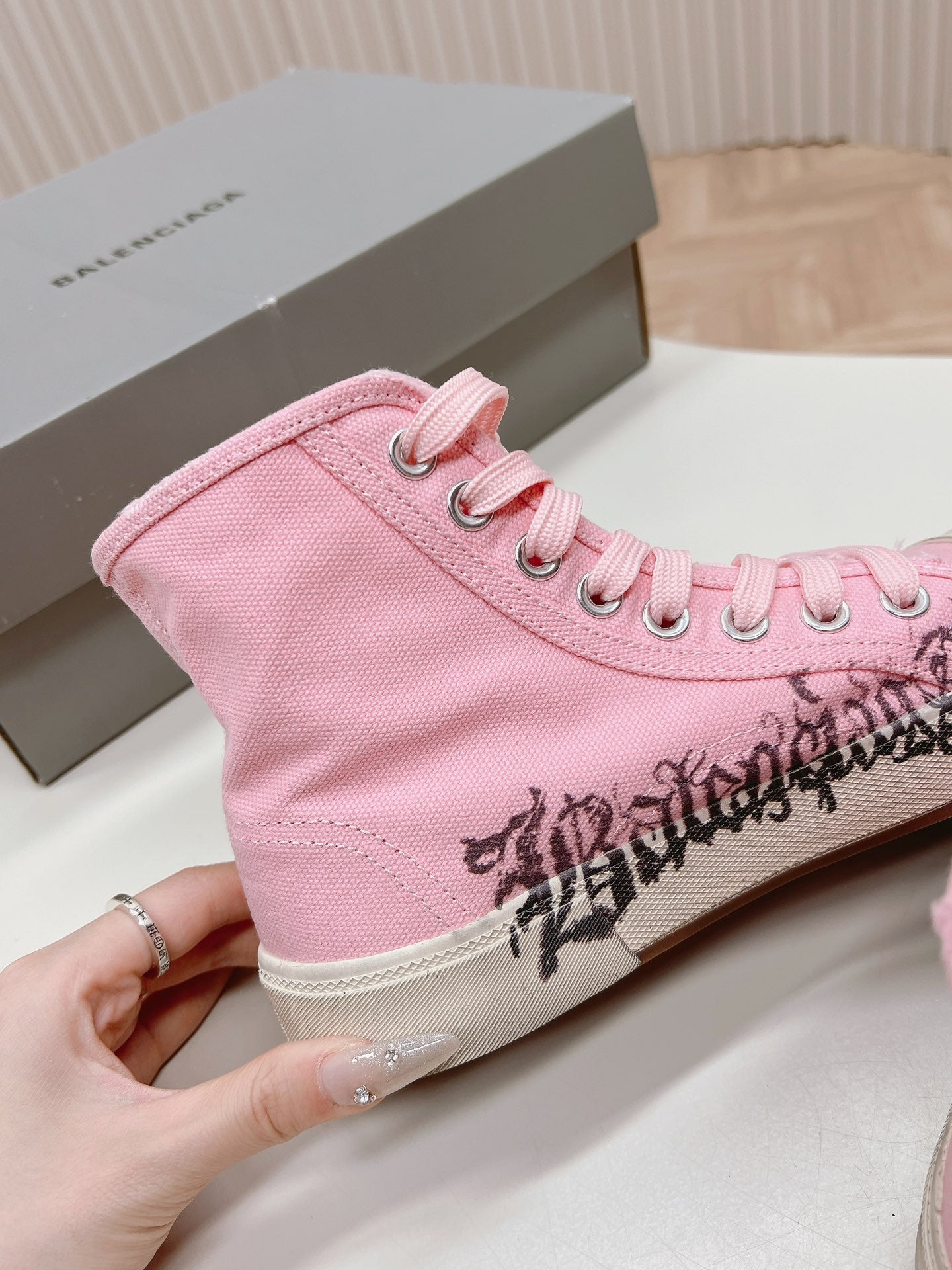 HIGH-TOP SNEAKERS GRAFFITI IN PINK CANVAS - 35