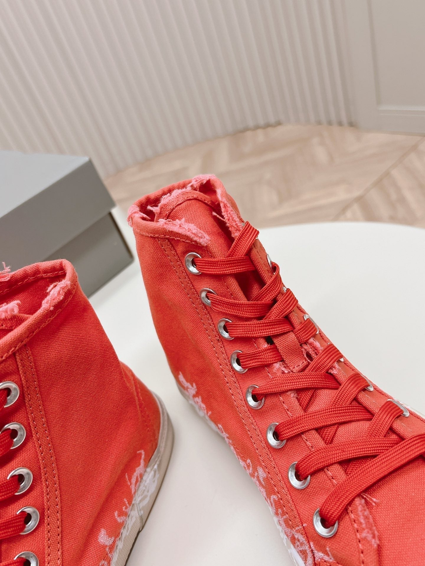 HIGH-TOP SNEAKERS GRAFFITI IN RED CANVAS - 35