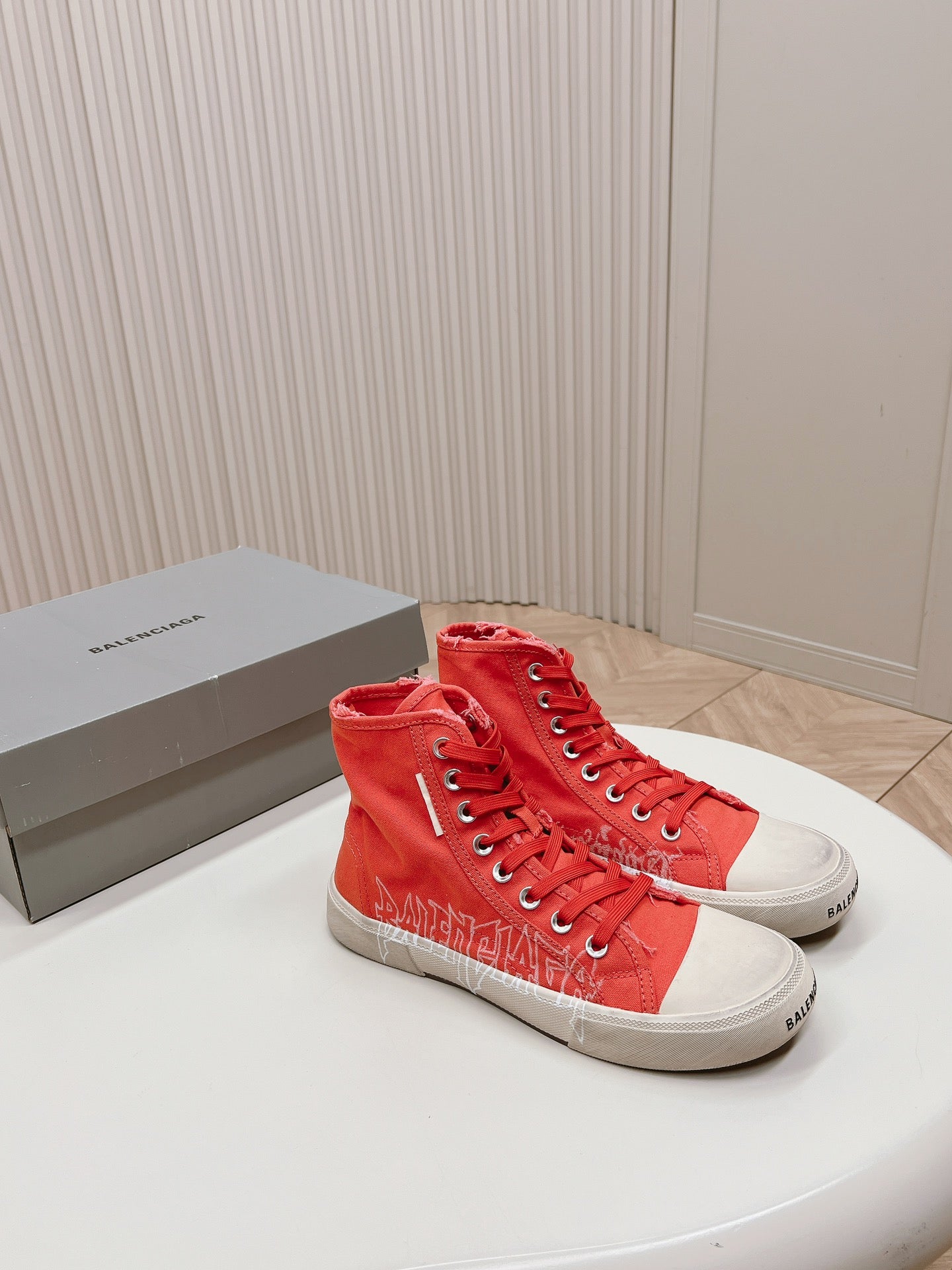 HIGH-TOP SNEAKERS GRAFFITI IN RED CANVAS - 35
