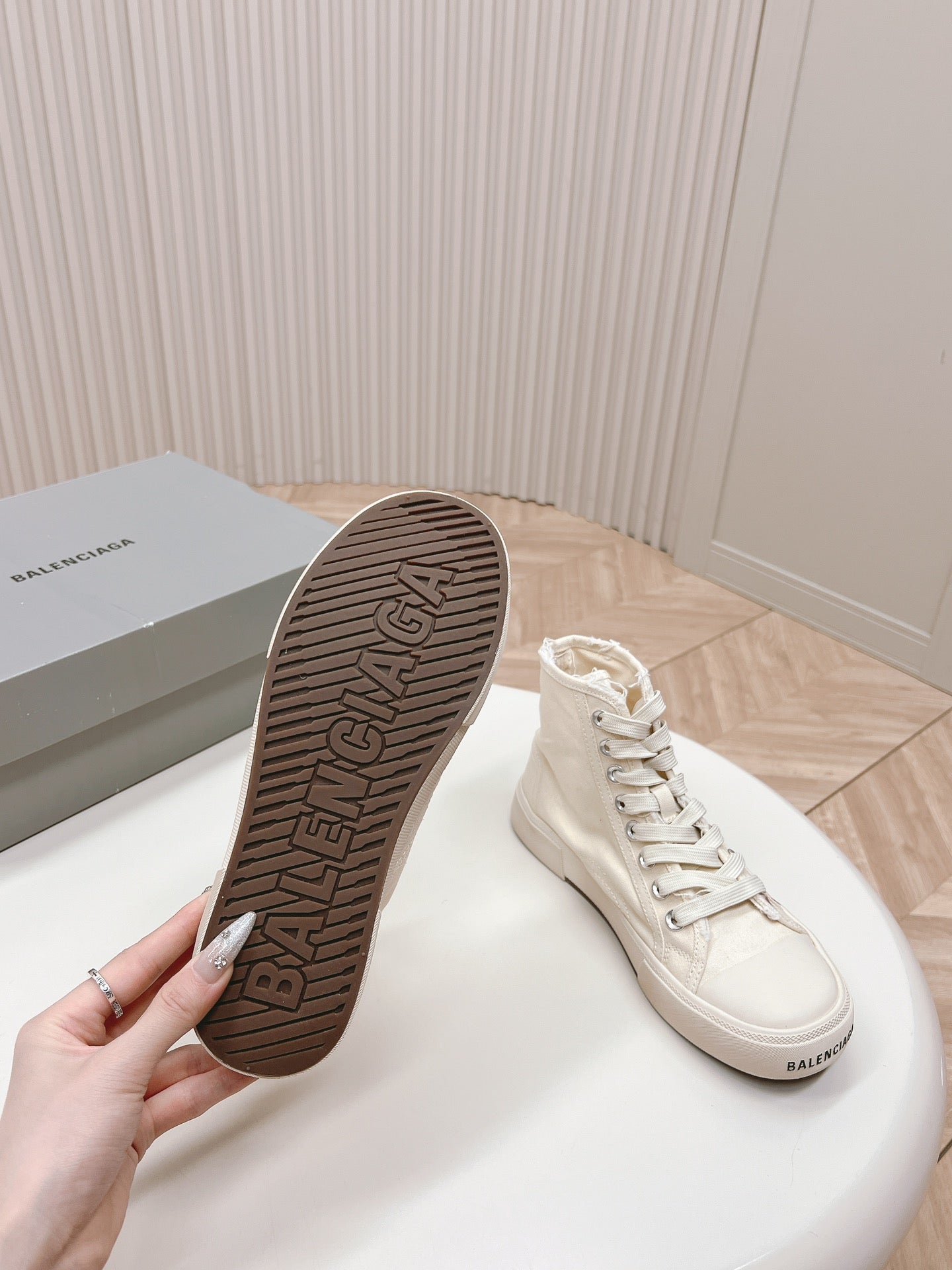 WHITE CANVAS HIGH-TOP SNEAKERS LOGO GRAFFITI - 35
