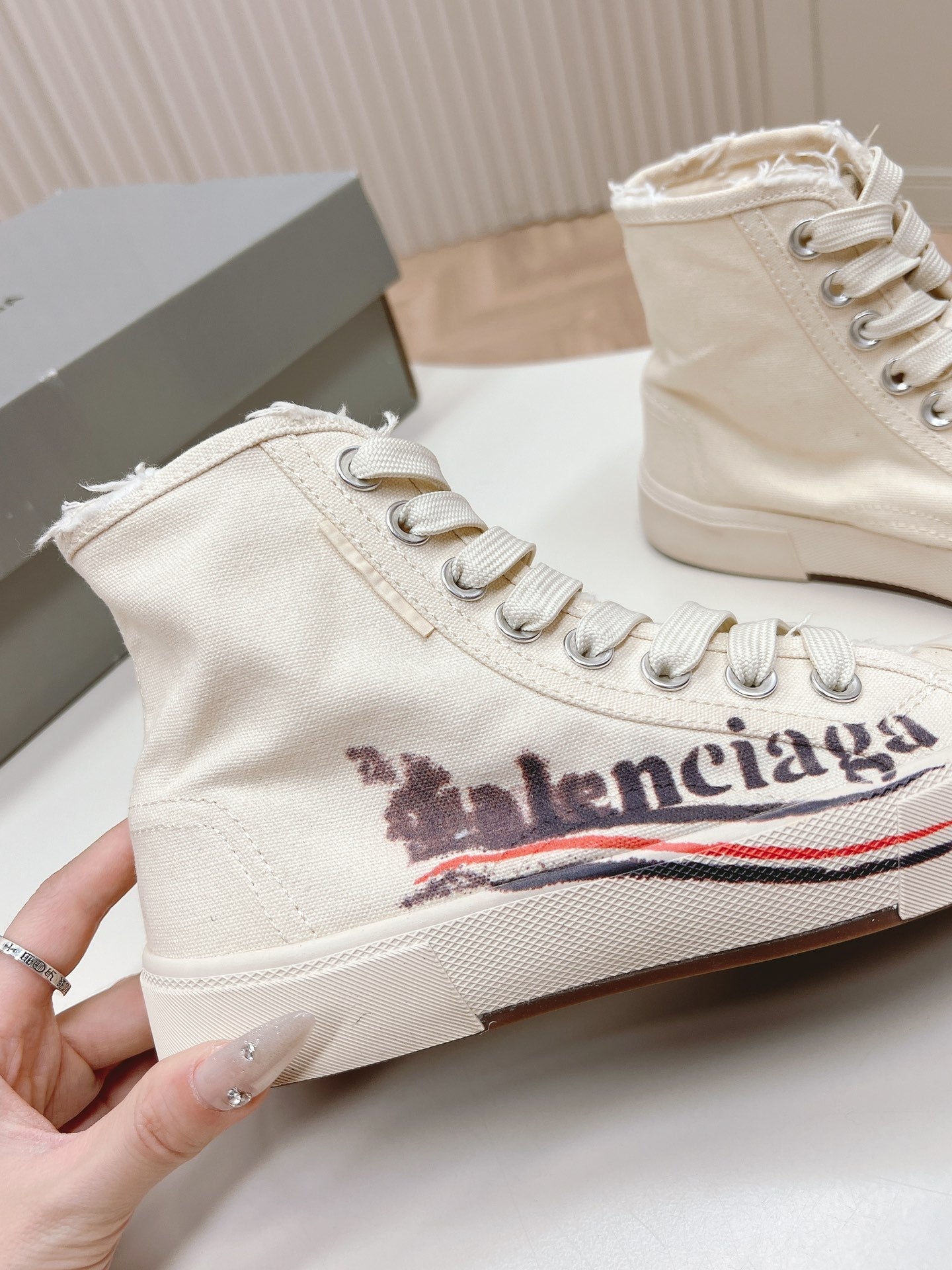 WHITE CANVAS HIGH-TOP SNEAKERS LOGO GRAFFITI - 35
