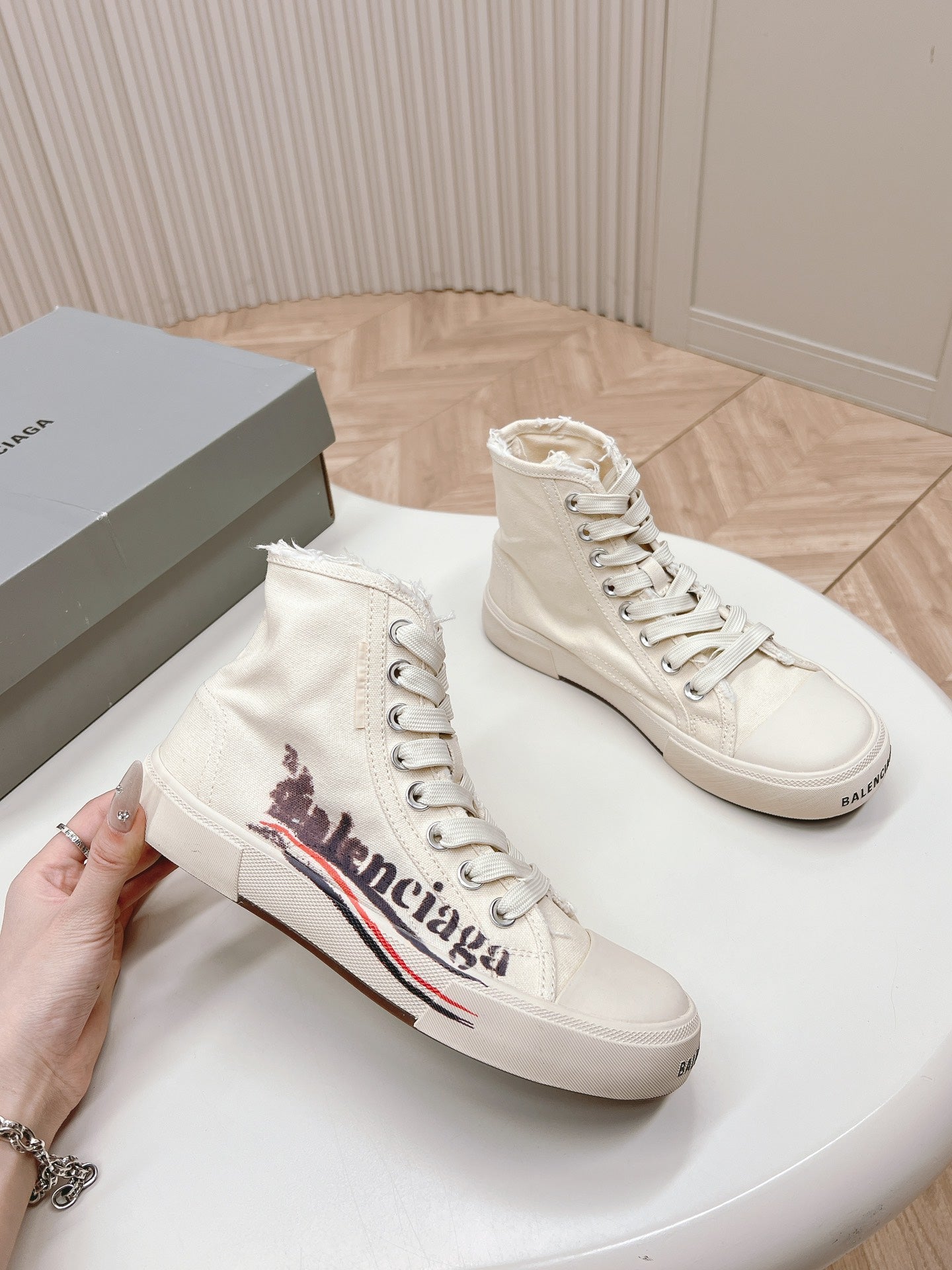 WHITE CANVAS HIGH-TOP SNEAKERS LOGO GRAFFITI - 35