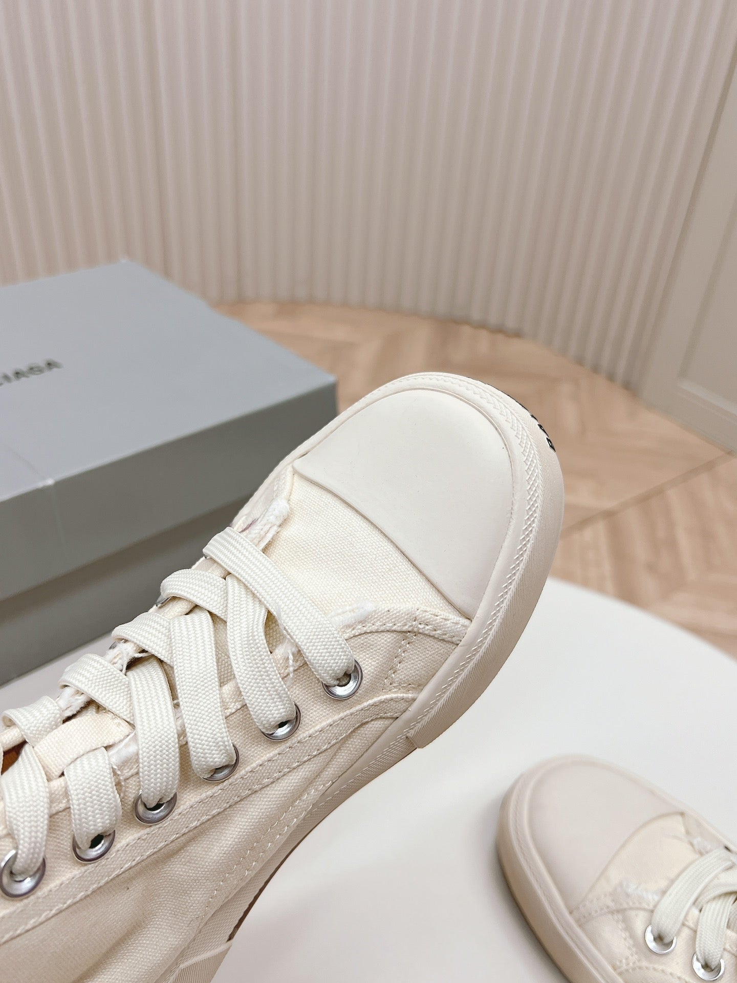 WHITE CANVAS HIGH-TOP SNEAKERS LOGO GRAFFITI - 35