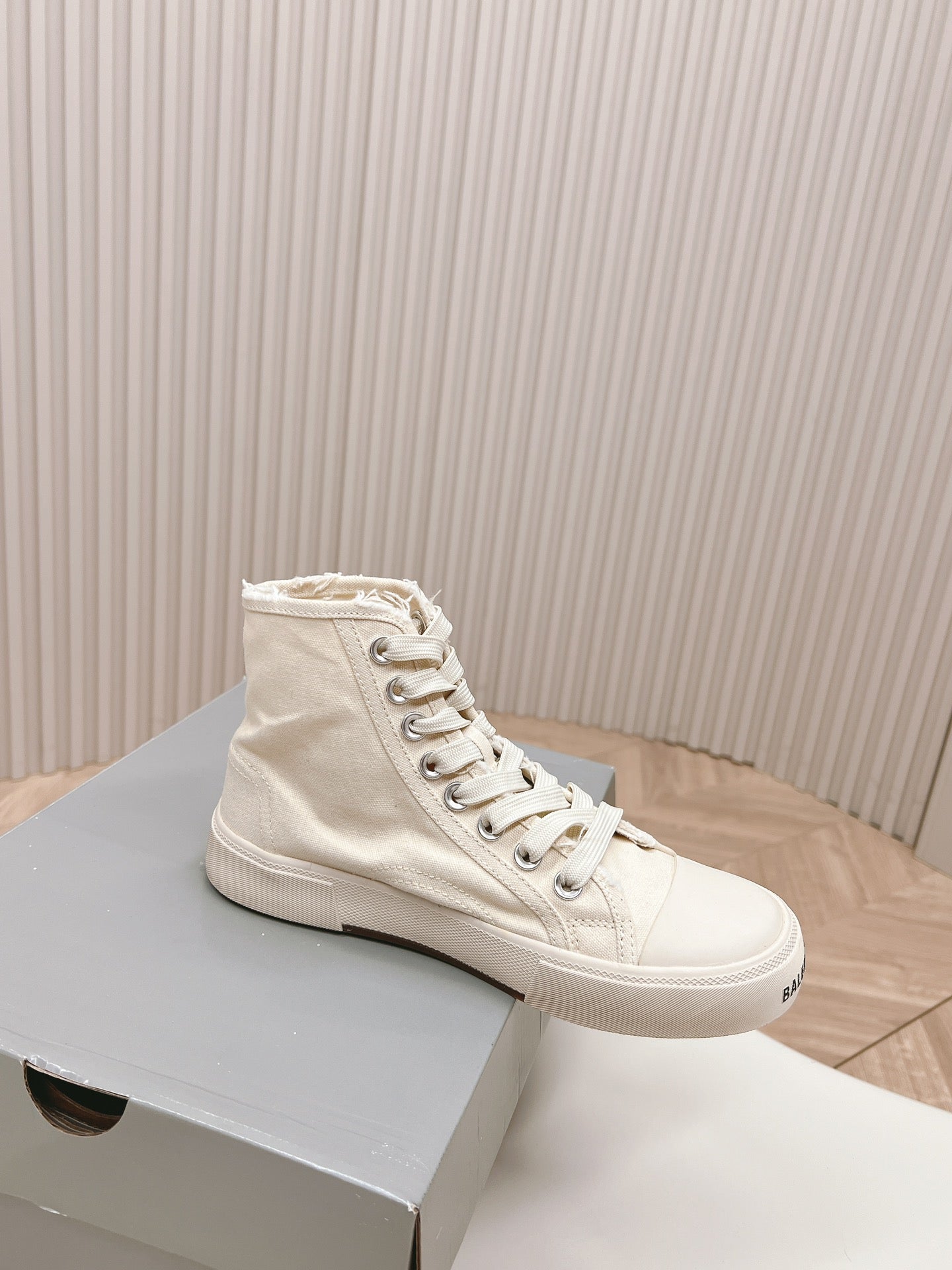 WHITE CANVAS HIGH-TOP SNEAKERS LOGO GRAFFITI - 35