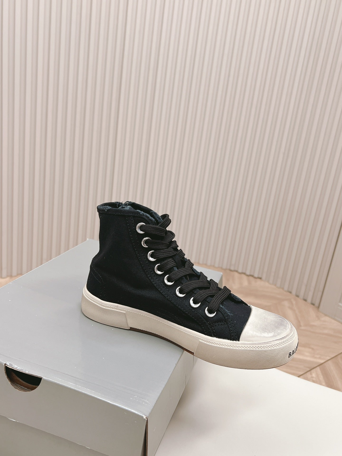 BLACK CANVAS HIGH-TOP SNEAKERS LOGO GRAFFITI - 35