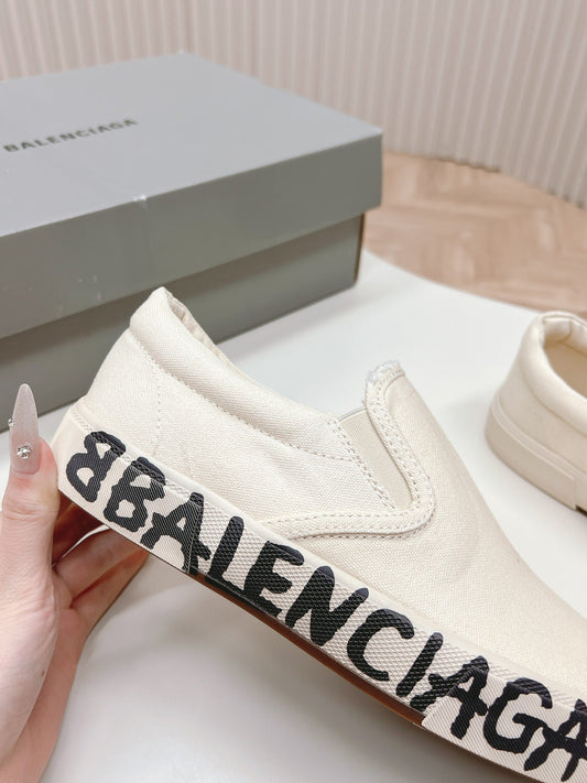 SLIP-ON SNEAKERS GRAFFITI IN WHITE CANVAS - 35