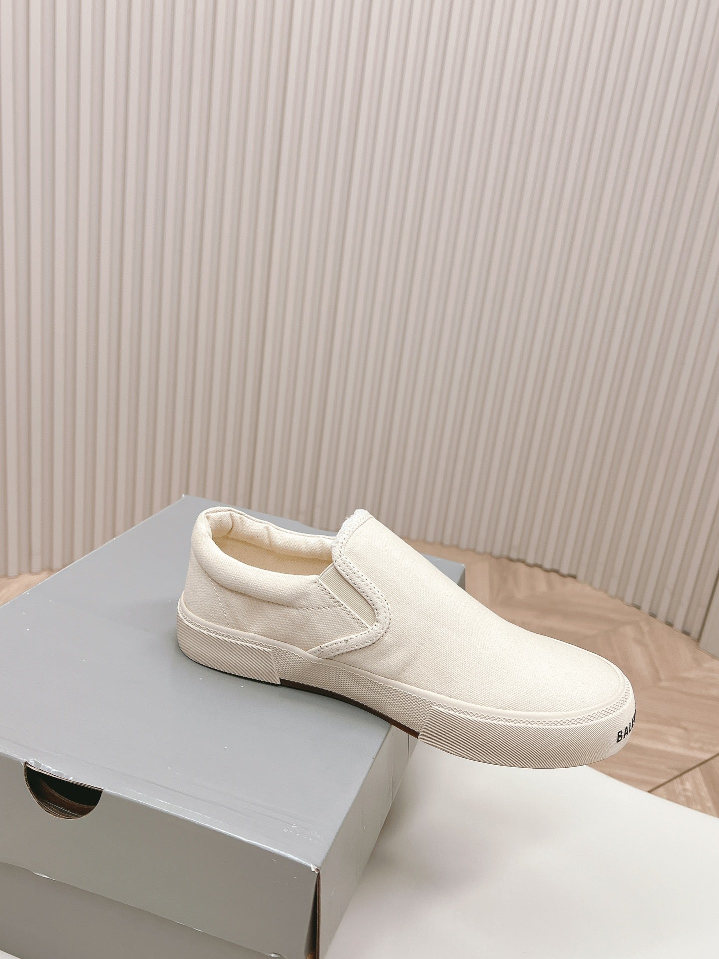 SLIP-ON SNEAKERS GRAFFITI IN WHITE CANVAS - 35