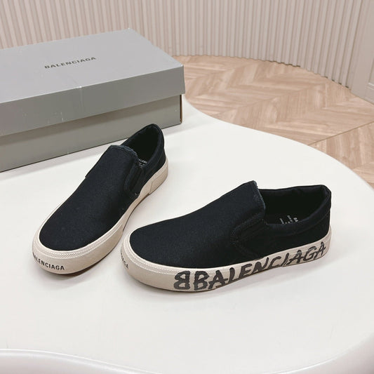 SLIP-ON SNEAKERS GRAFFITI IN BLACK CANVAS - 35