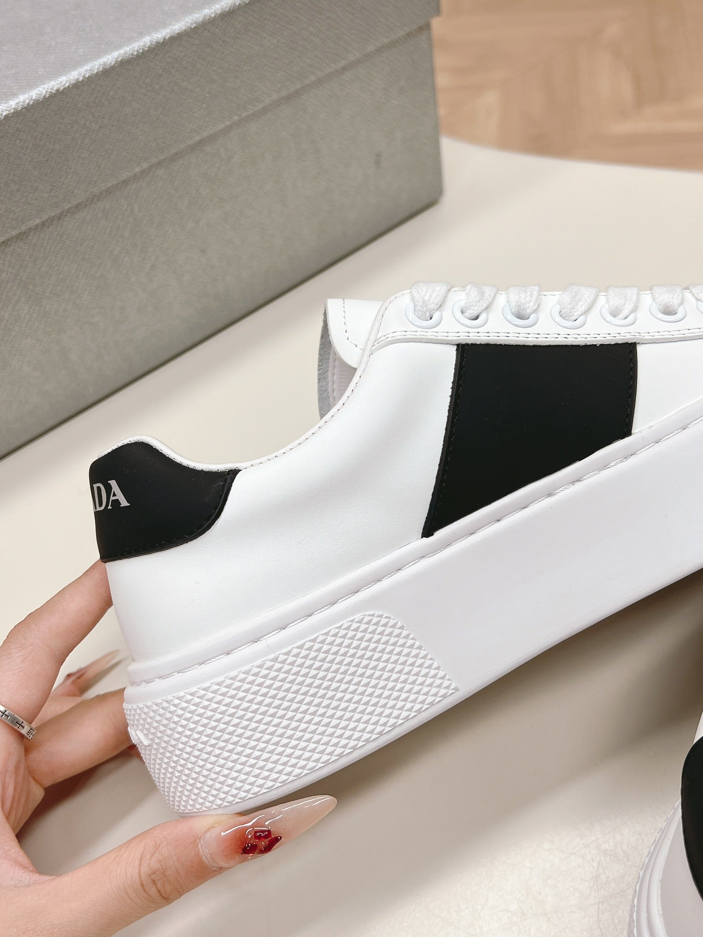 PRA LEATHER LOGO OUTLET SNEAKERS BLACK AND WHITE CALFSKIN - 35