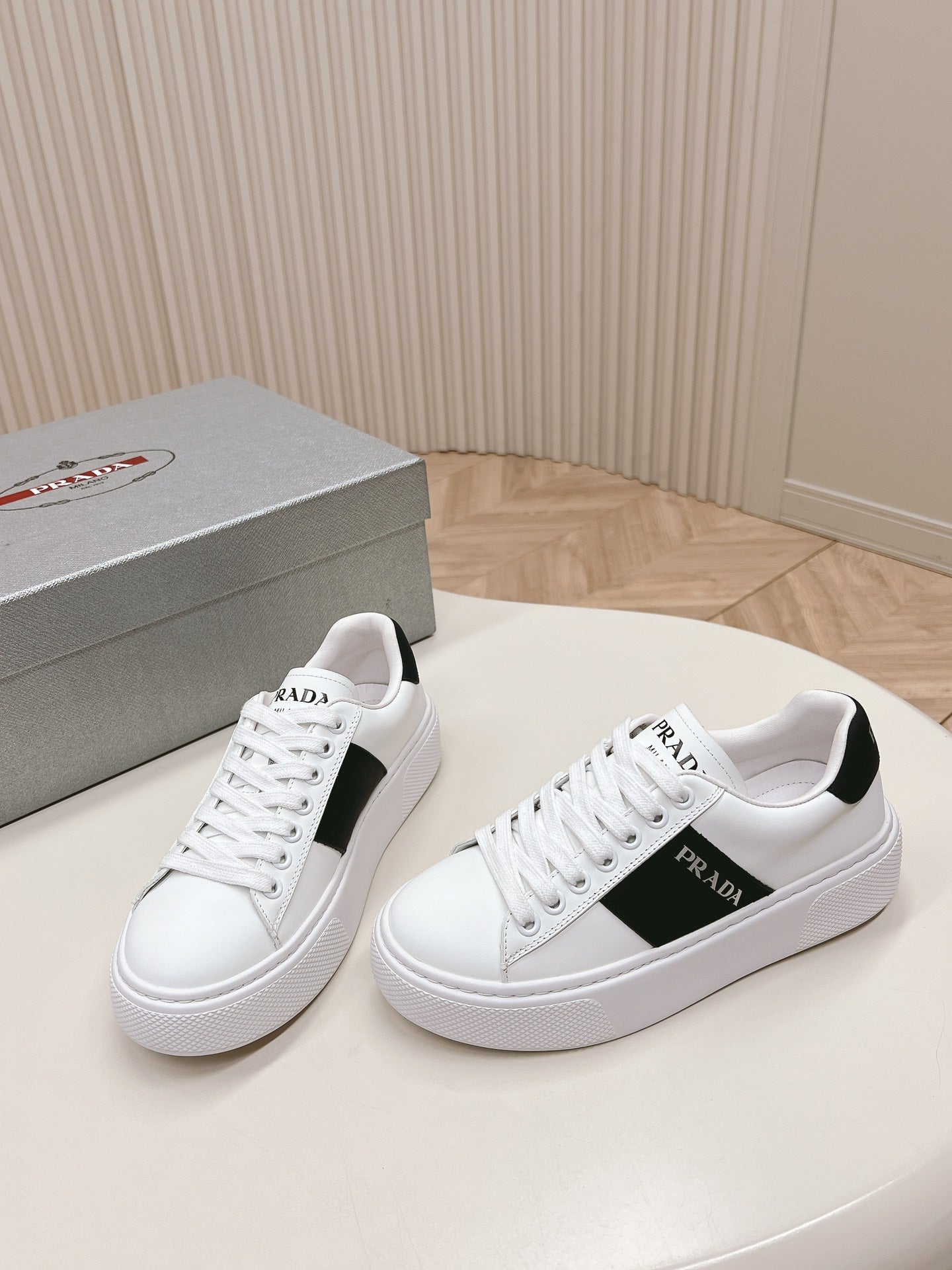 PRA LEATHER LOGO OUTLET SNEAKERS BLACK AND WHITE CALFSKIN - 35