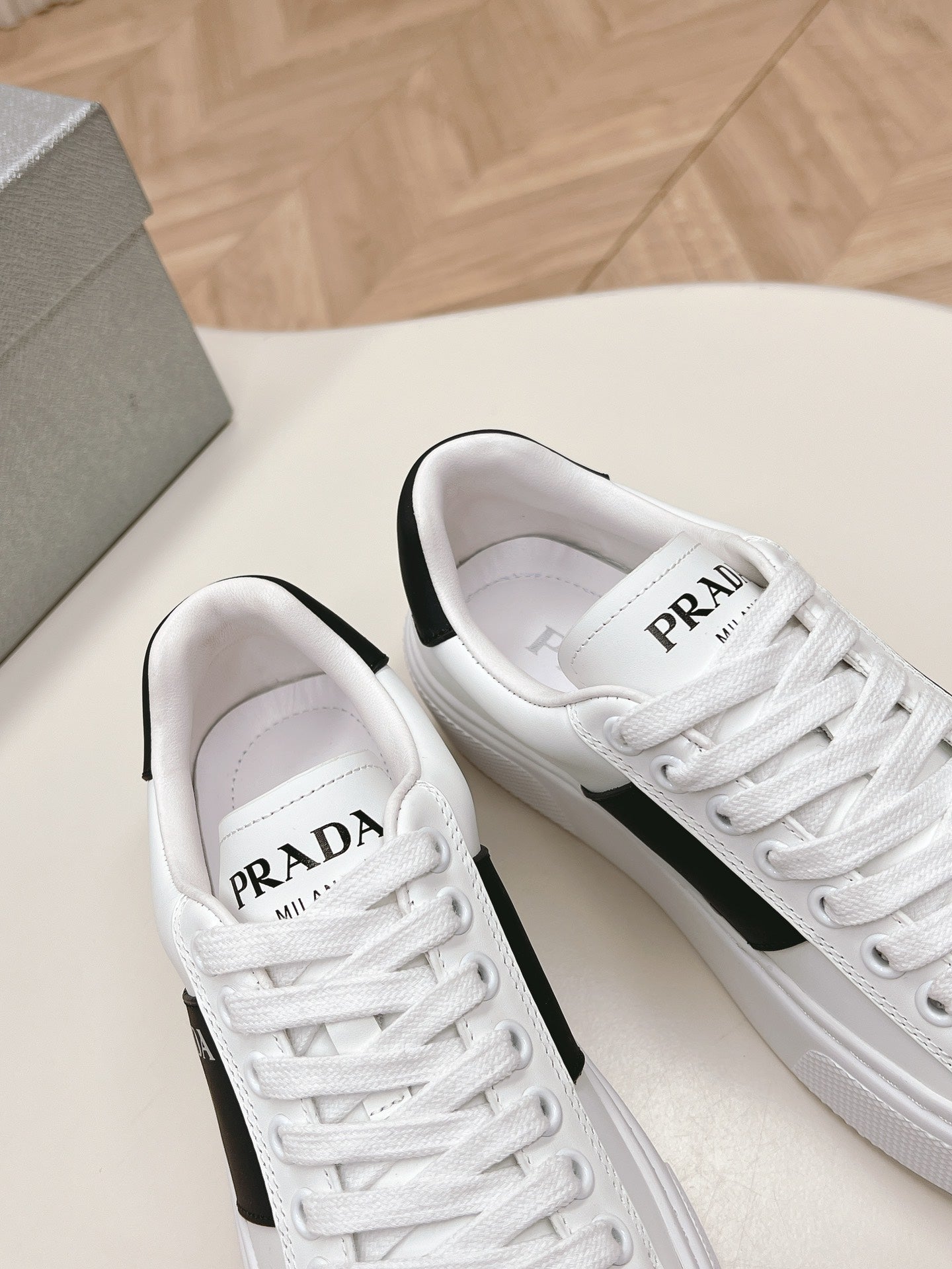 PRA LEATHER LOGO OUTLET SNEAKERS BLACK AND WHITE CALFSKIN - 35