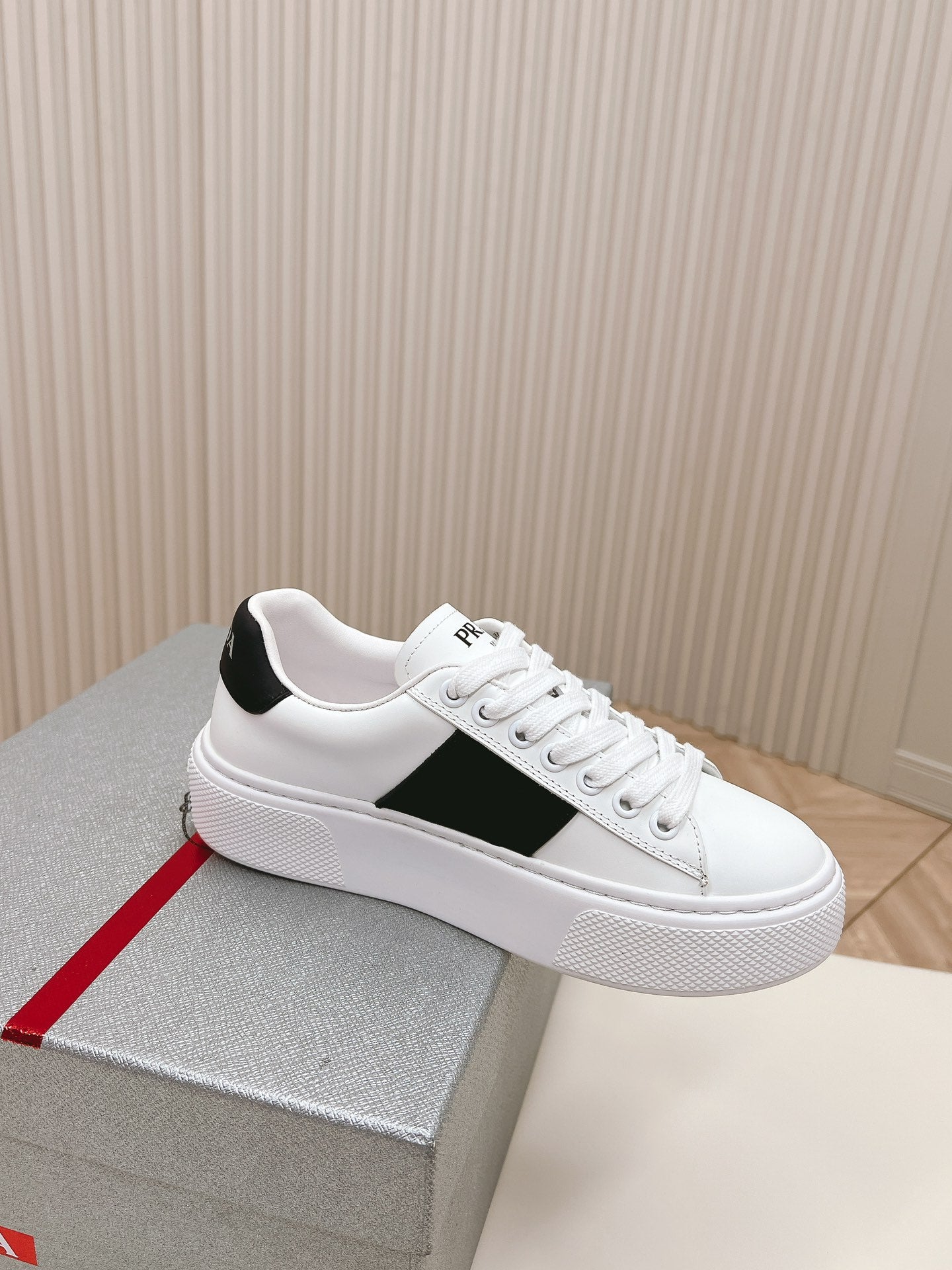 PRA LEATHER LOGO OUTLET SNEAKERS BLACK AND WHITE CALFSKIN - 35
