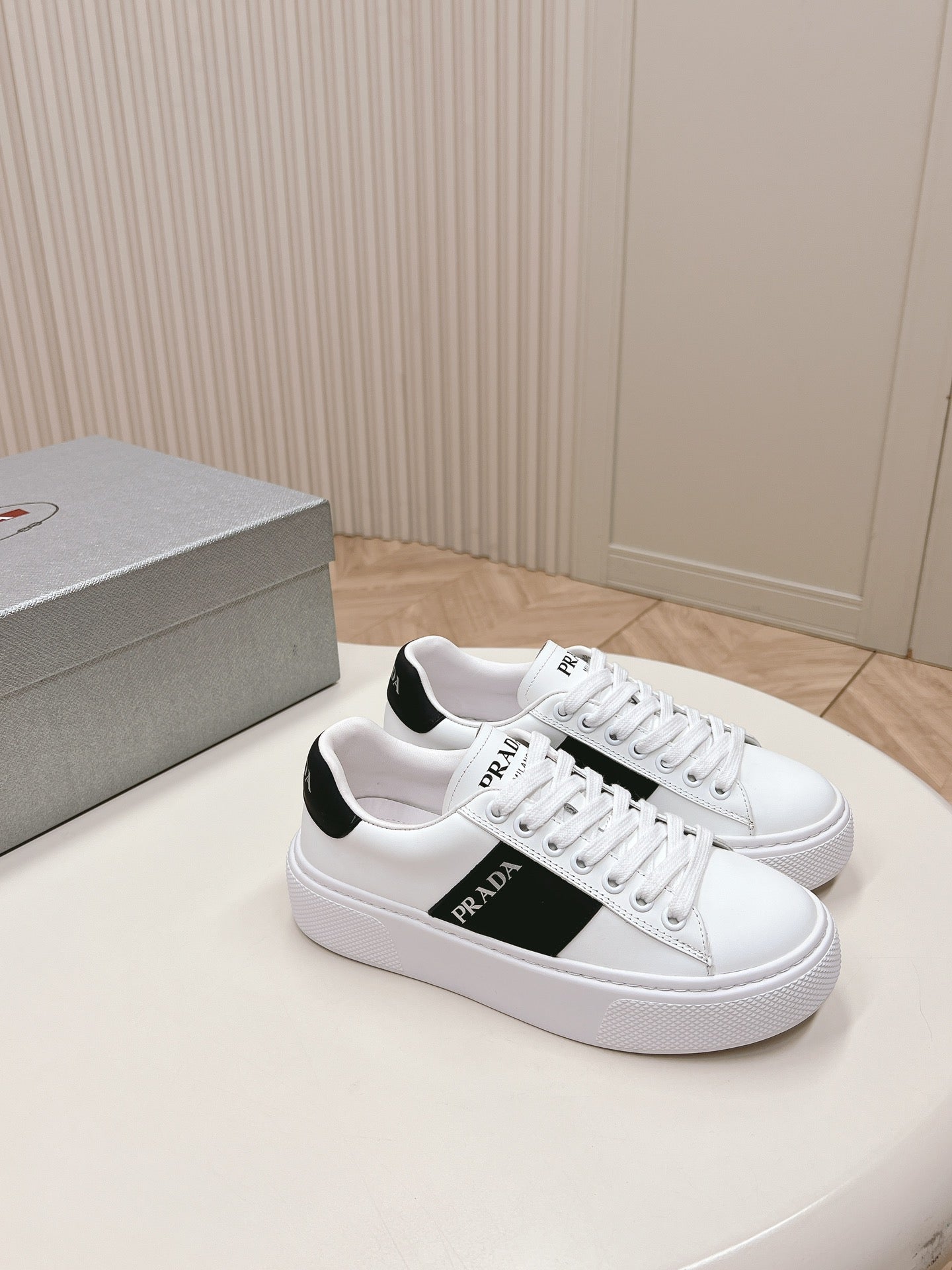 PRA LEATHER LOGO OUTLET SNEAKERS BLACK AND WHITE CALFSKIN - 35