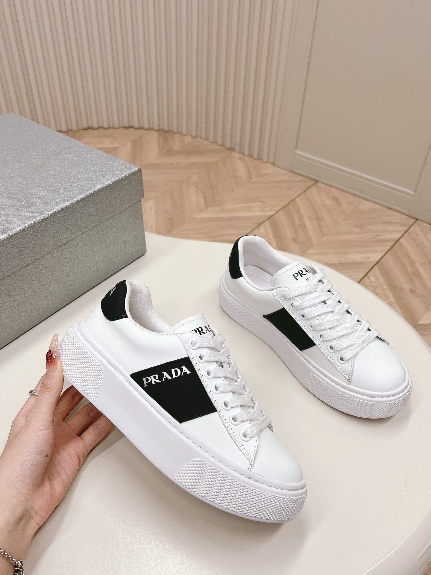 PRA LEATHER LOGO OUTLET SNEAKERS BLACK AND WHITE CALFSKIN - 35