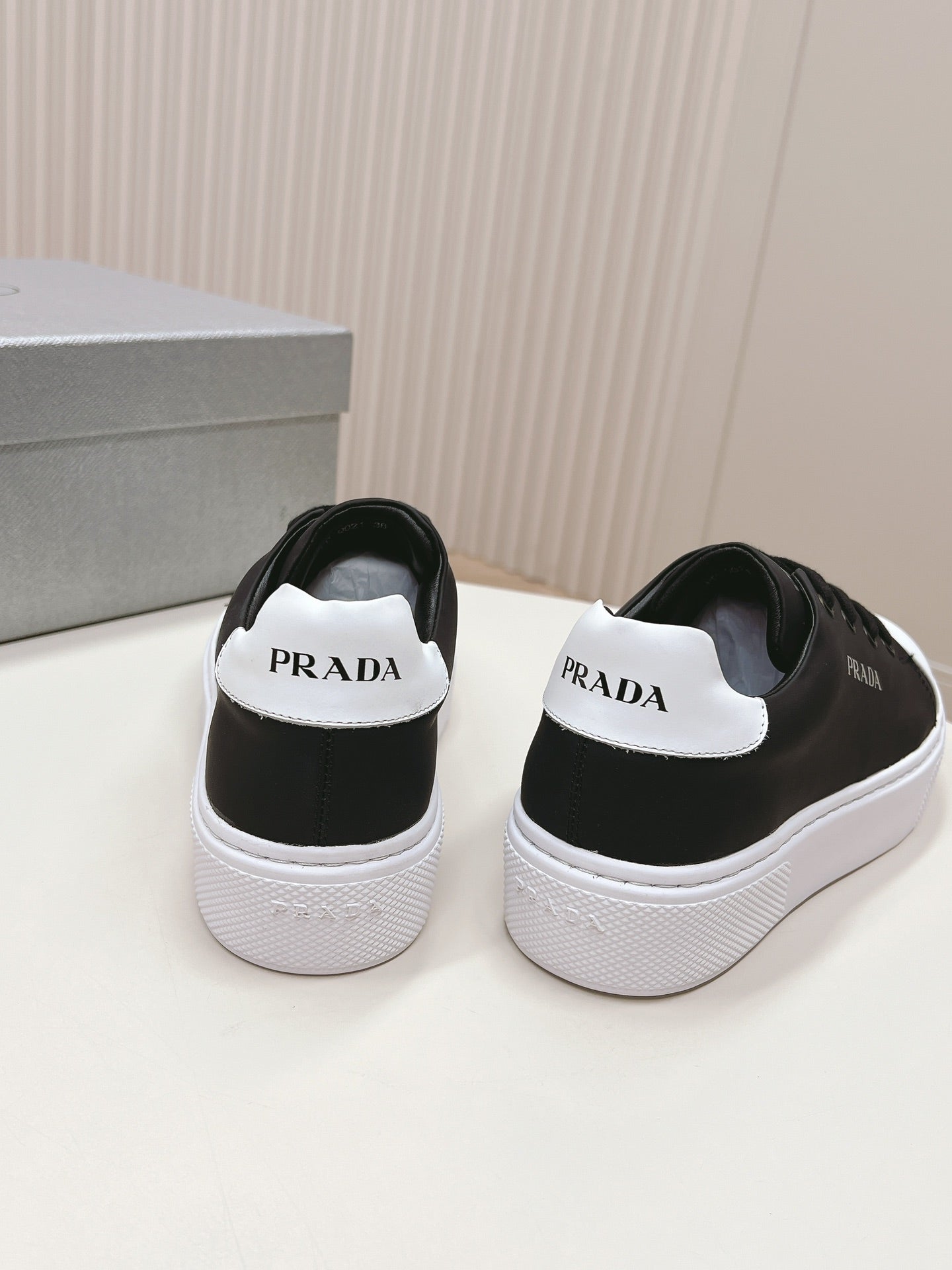 PRA LOGO OUTLET BASIC SNEAKERS BLACK AND WHITE TOE CALFSKIN - 35