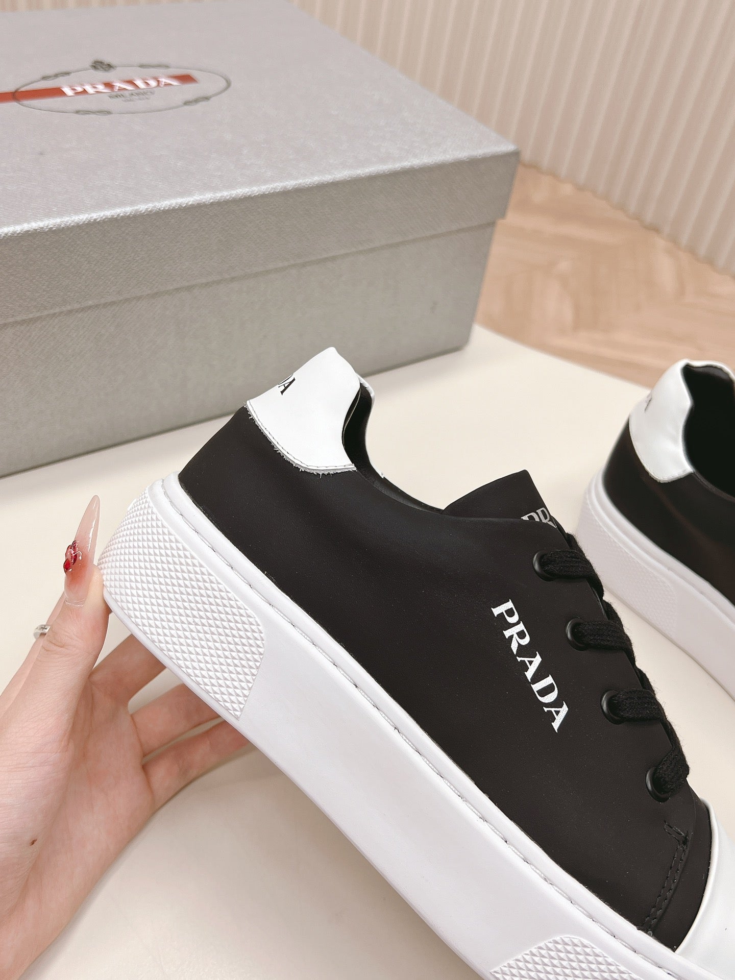 PRA LOGO OUTLET BASIC SNEAKERS BLACK AND WHITE TOE CALFSKIN - 35