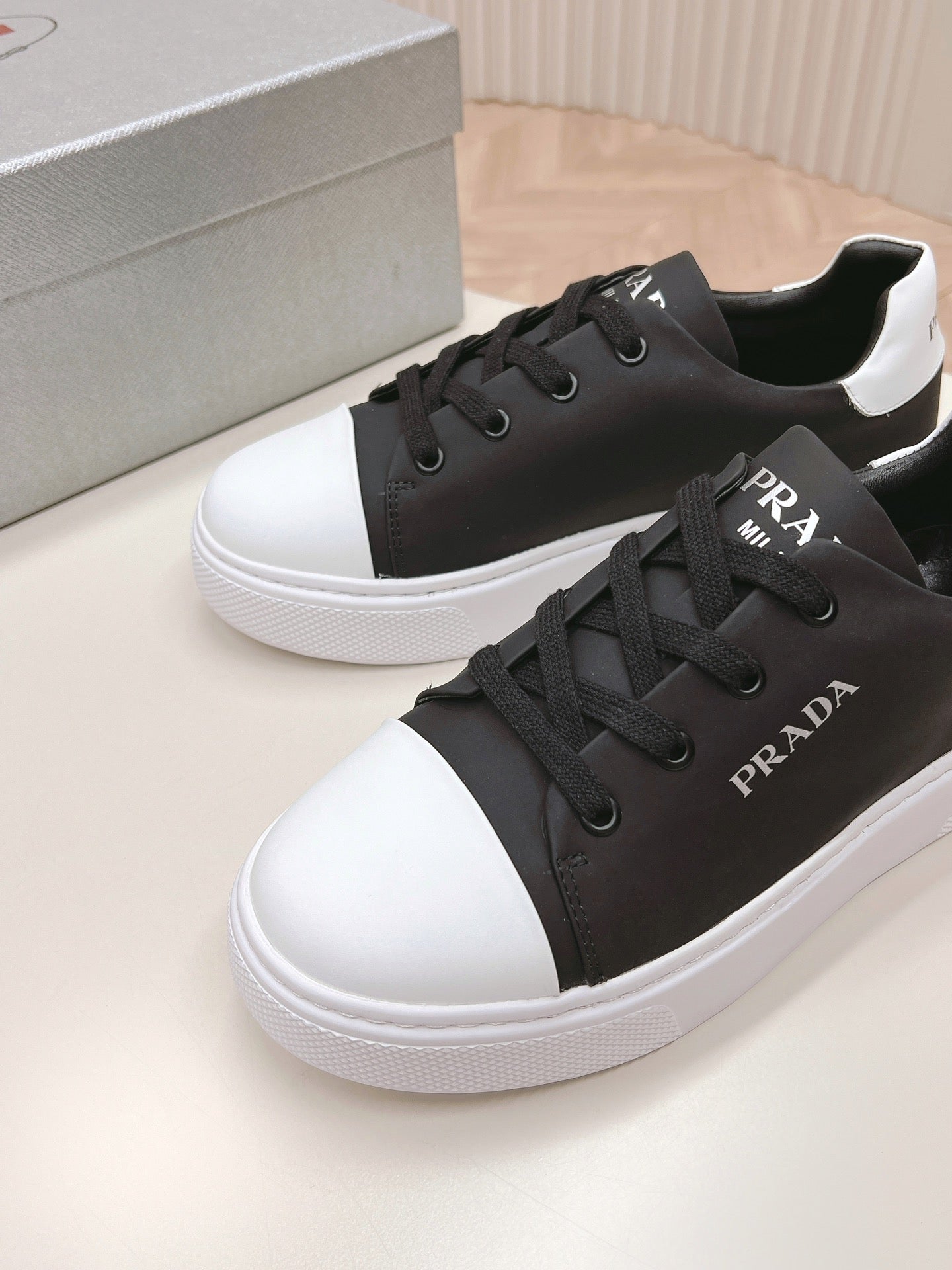 PRA LOGO OUTLET BASIC SNEAKERS BLACK AND WHITE TOE CALFSKIN - 35