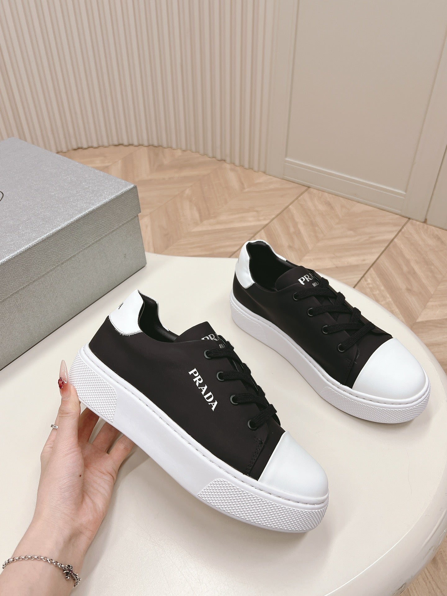 PRA LOGO OUTLET BASIC SNEAKERS BLACK AND WHITE TOE CALFSKIN - 35