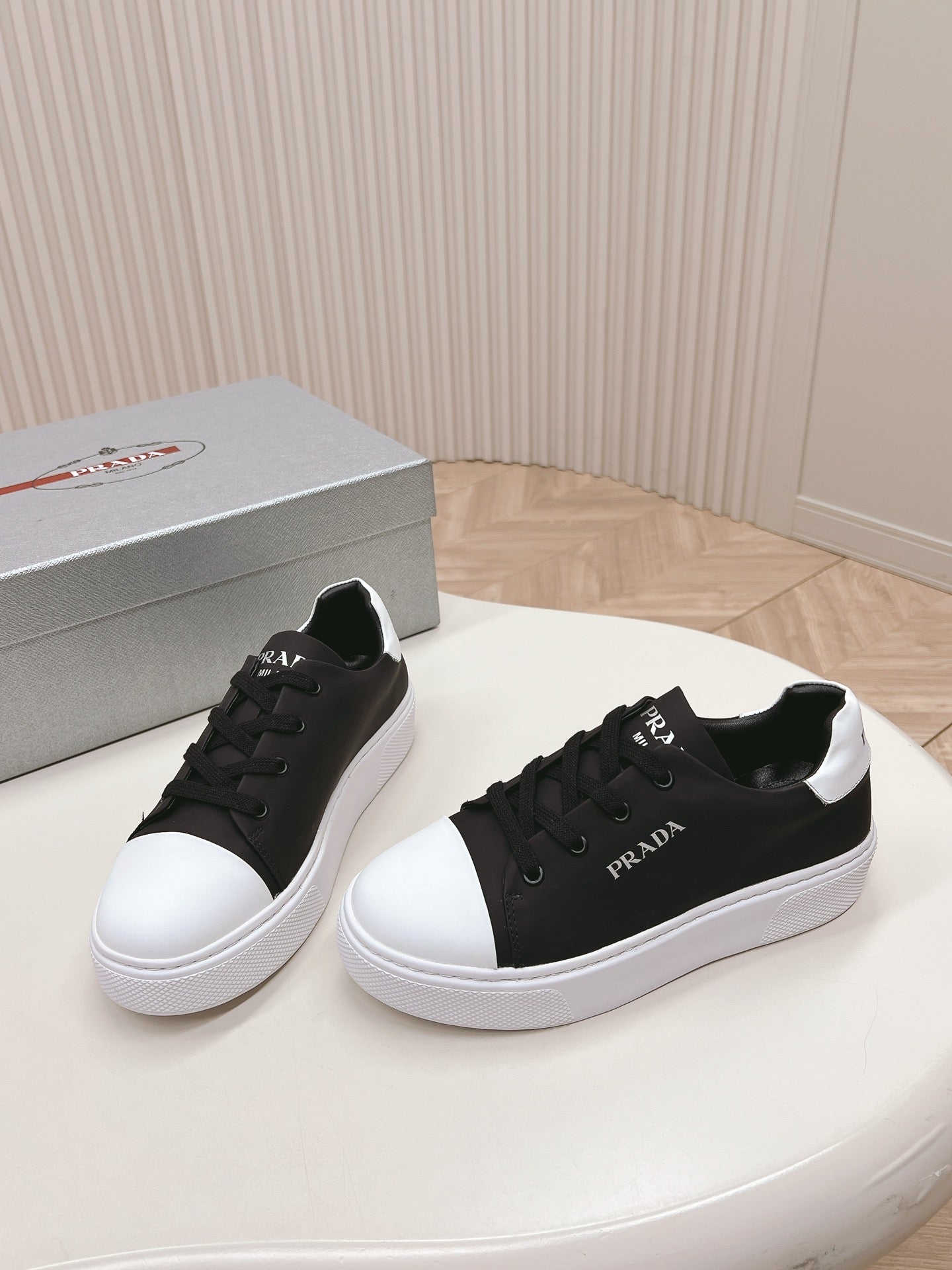 PRA LOGO OUTLET BASIC SNEAKERS BLACK AND WHITE TOE CALFSKIN - 35