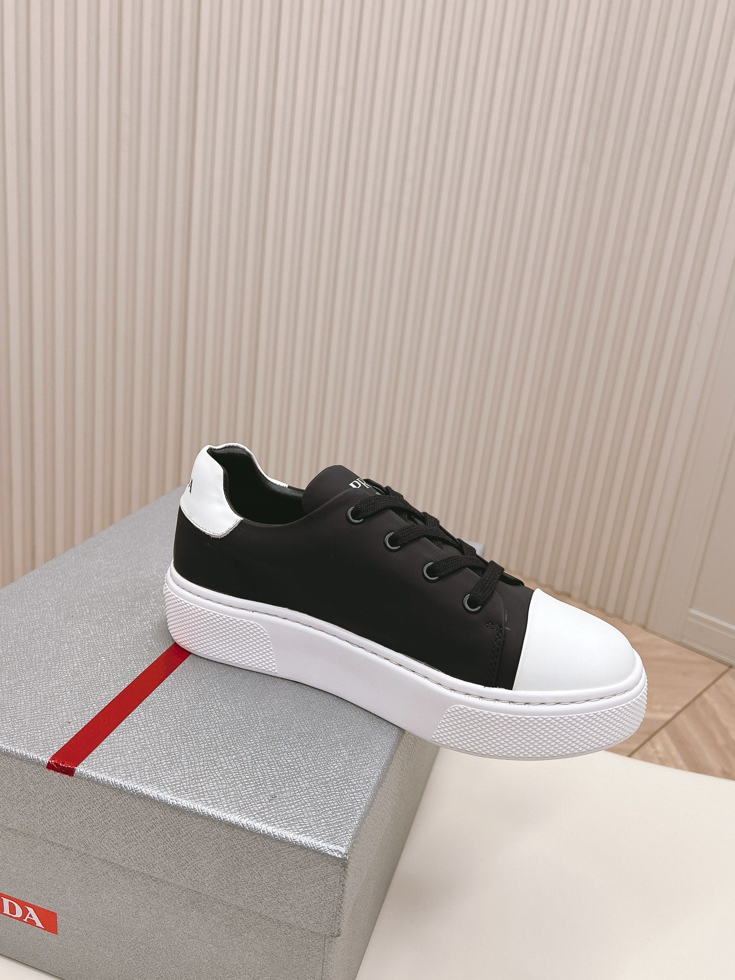 PRA LOGO OUTLET BASIC SNEAKERS BLACK AND WHITE TOE CALFSKIN - 35