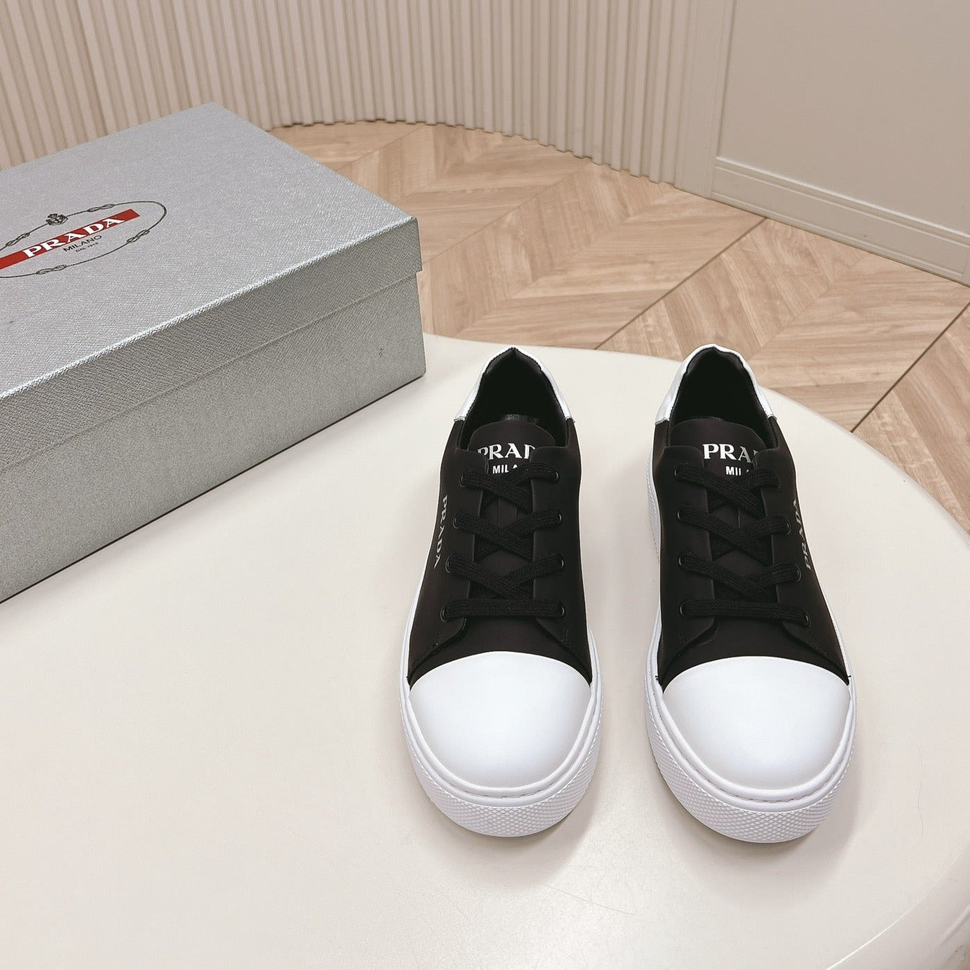 PRA LOGO OUTLET BASIC SNEAKERS BLACK AND WHITE TOE CALFSKIN - 35