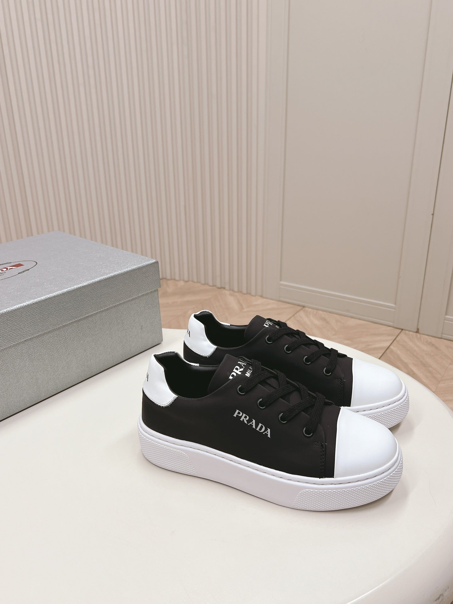 PRA LOGO OUTLET BASIC SNEAKERS BLACK AND WHITE TOE CALFSKIN - 35