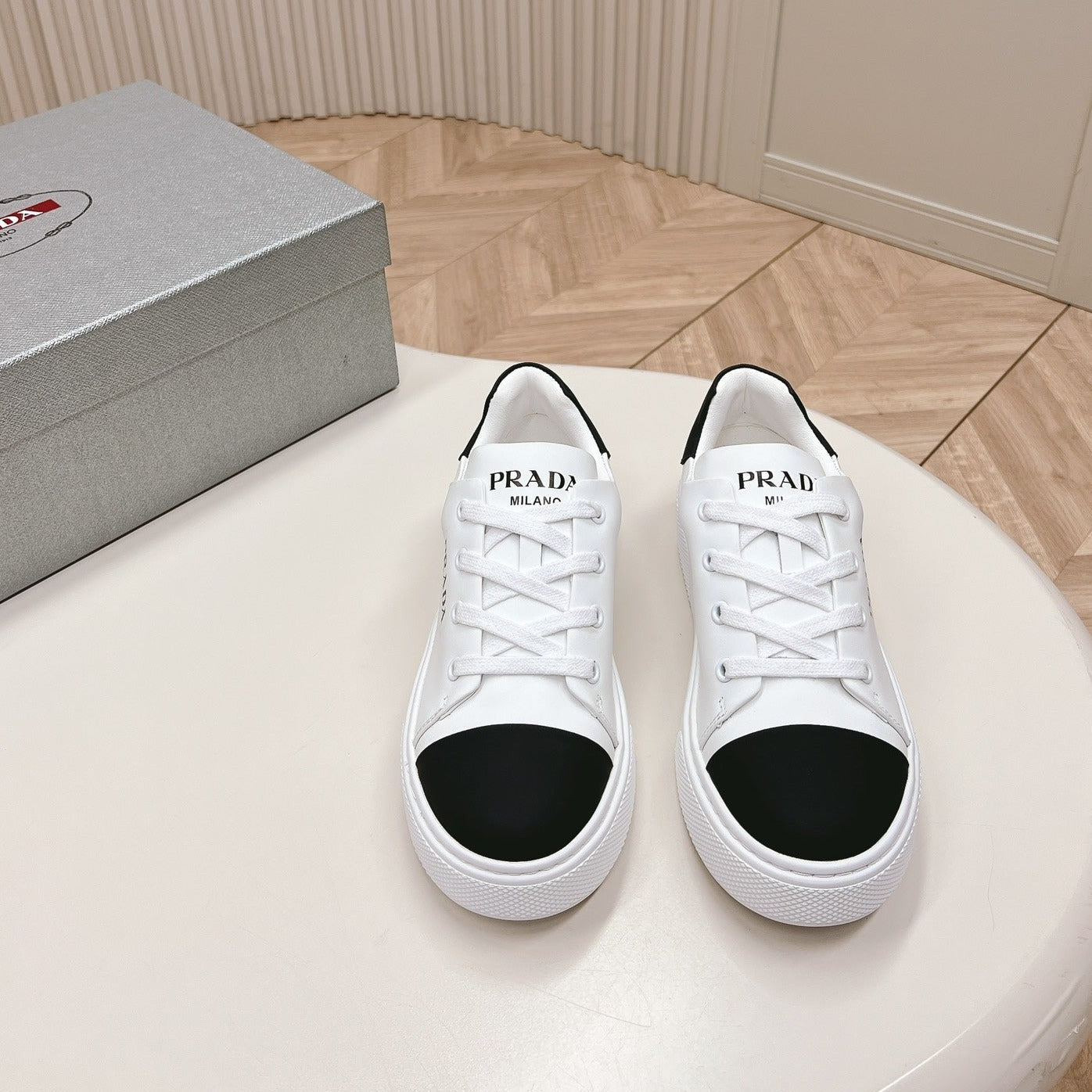 PRA LOGO OUTLET BASIC SNEAKERS WHITE AND BLACK TOE CALFSKIN - 35