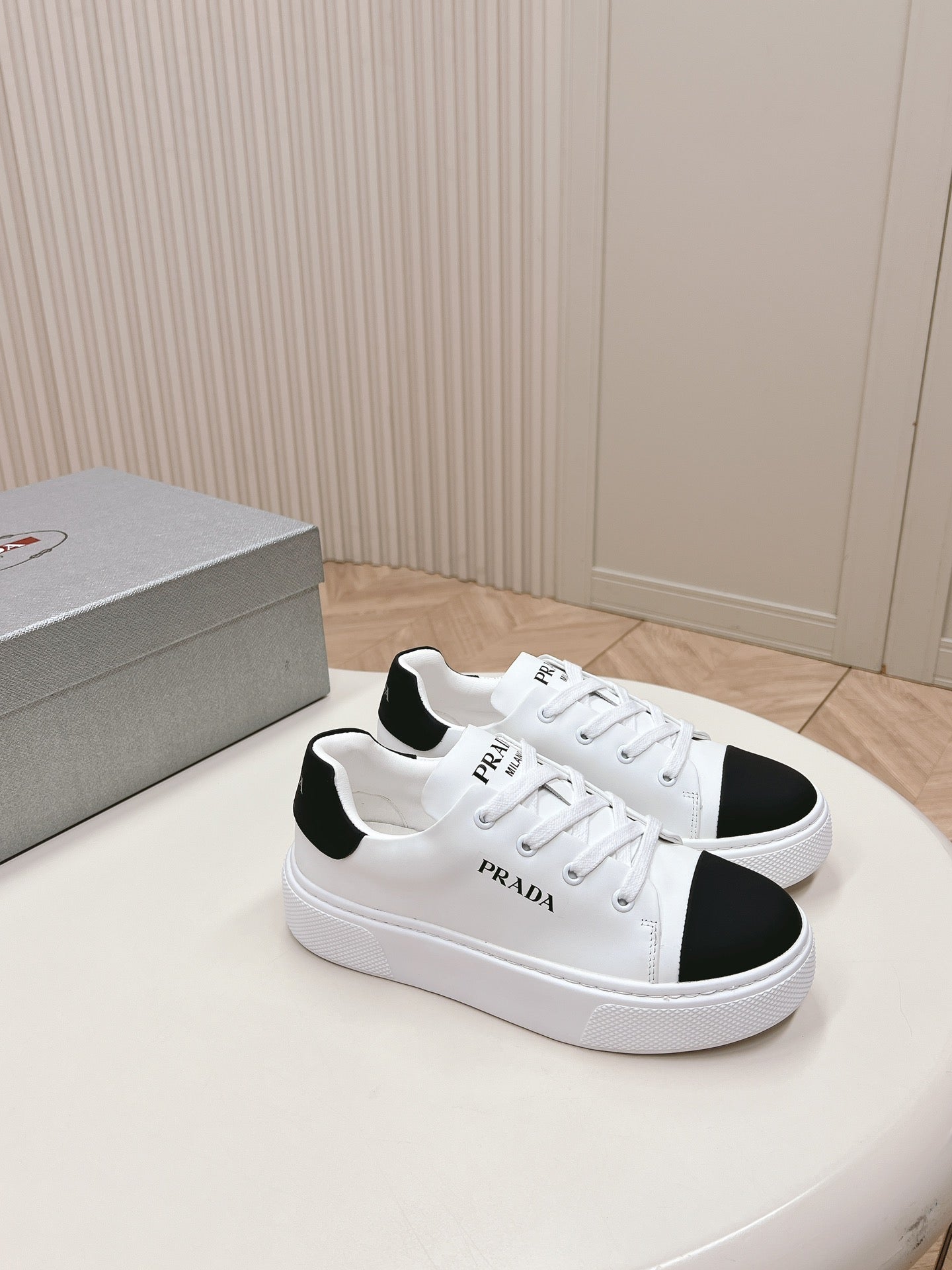 PRA LOGO OUTLET BASIC SNEAKERS WHITE AND BLACK TOE CALFSKIN - 35