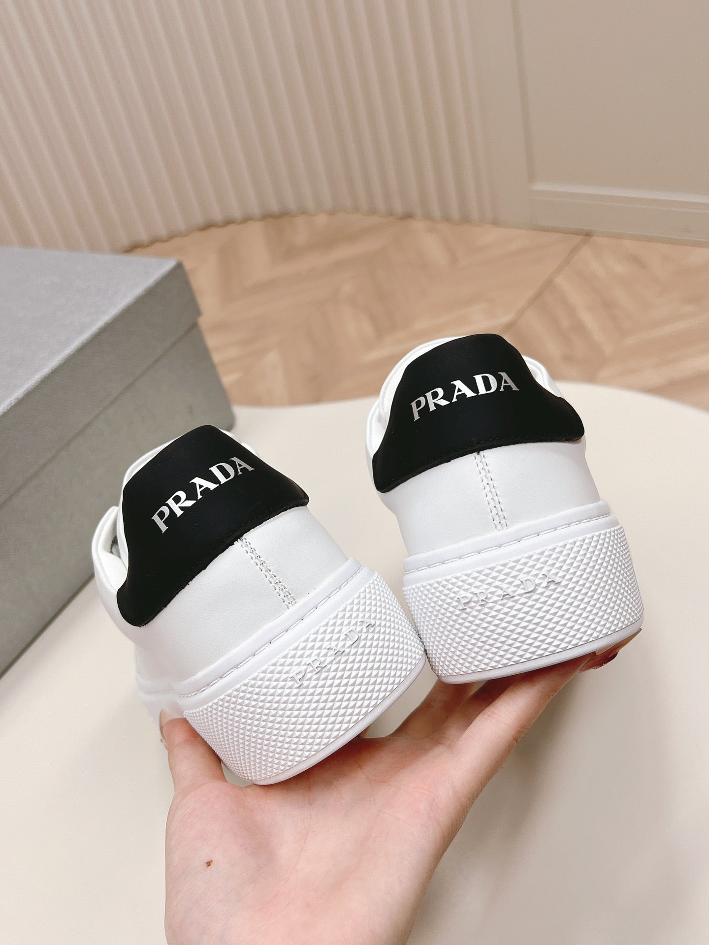 PRA LOGO OUTLET BASIC SNEAKERS WHITE AND BLACK TOE CALFSKIN - 35