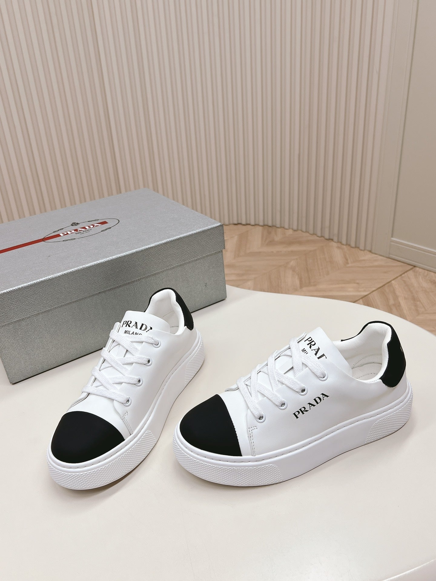 PRA LOGO OUTLET BASIC SNEAKERS WHITE AND BLACK TOE CALFSKIN - 35